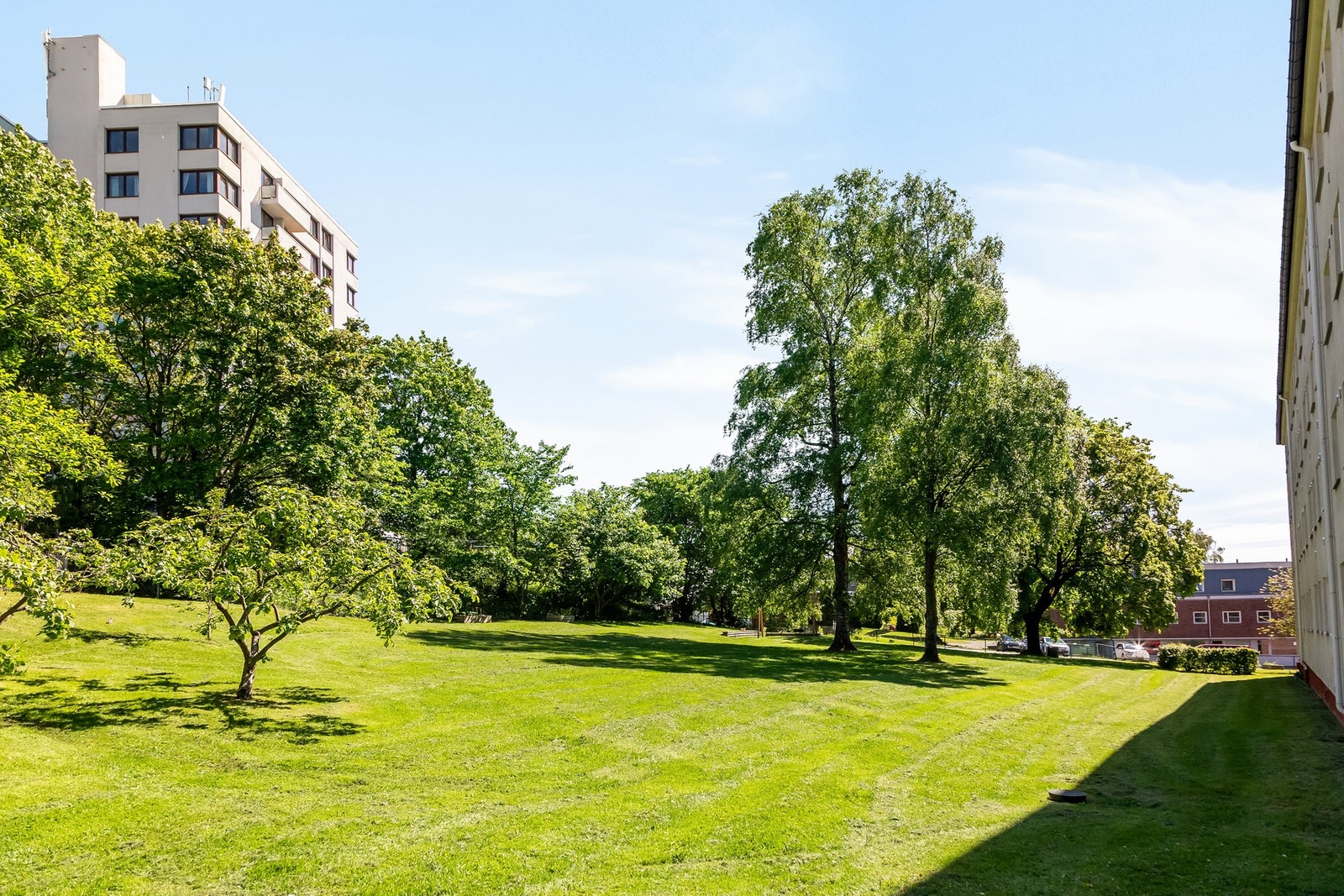 Leiligheten ligger fint til hvor stuen og balkongen vender ut mot rolig sidegate, mens kjøkkenet og soverommet vender ut mot borettslagets flotte hageanlegg! Galleribilde