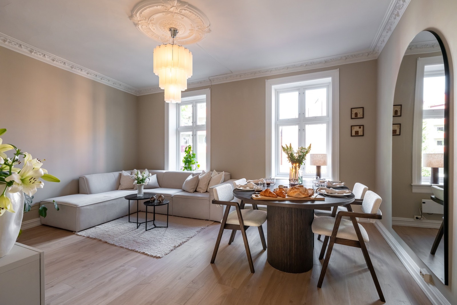 De store vinduene slipper inn godt med naturlig lys og skaper en fin harmoni Galleribilde
