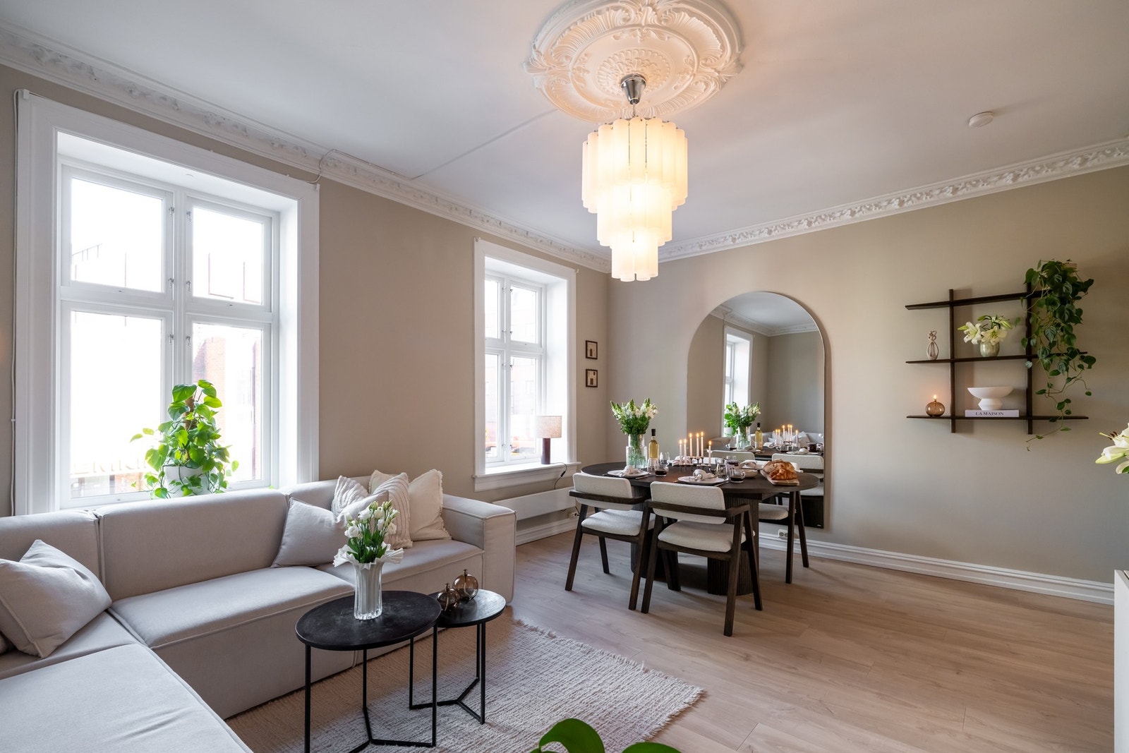 Lys og luftig stue med store vindusflater som slipper inn rikelig med naturlig lys Galleribilde