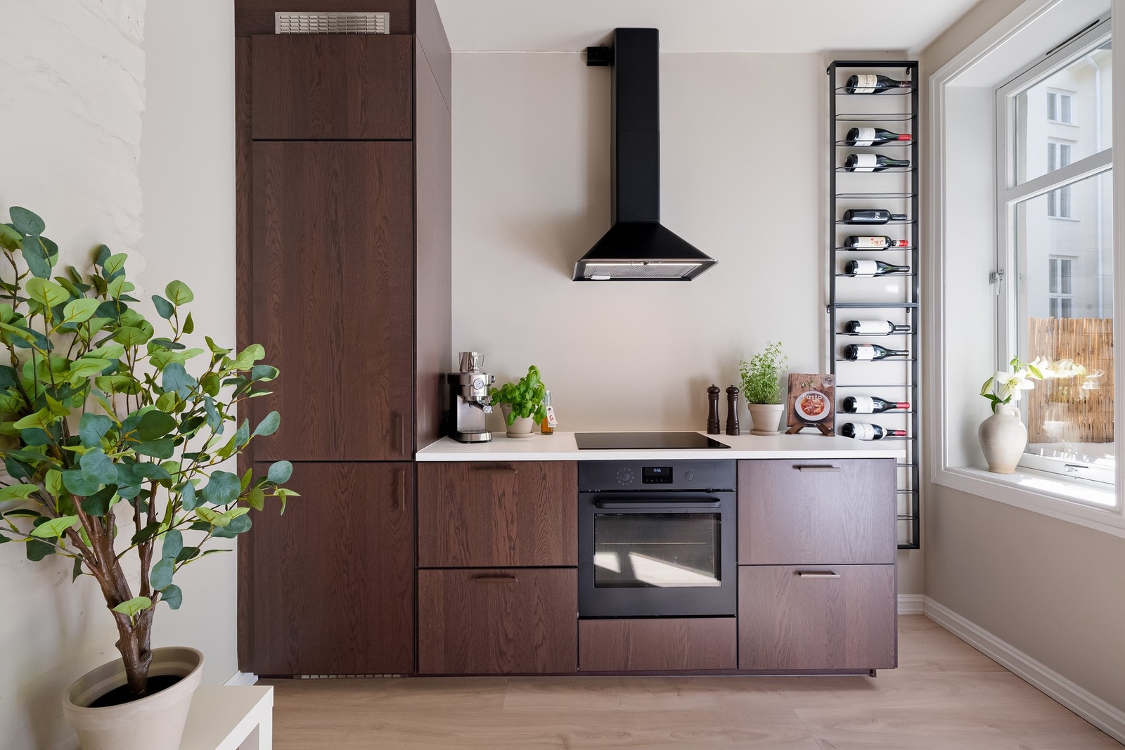 Stort vindu som slipper inn godt med naturlig lys Galleribilde