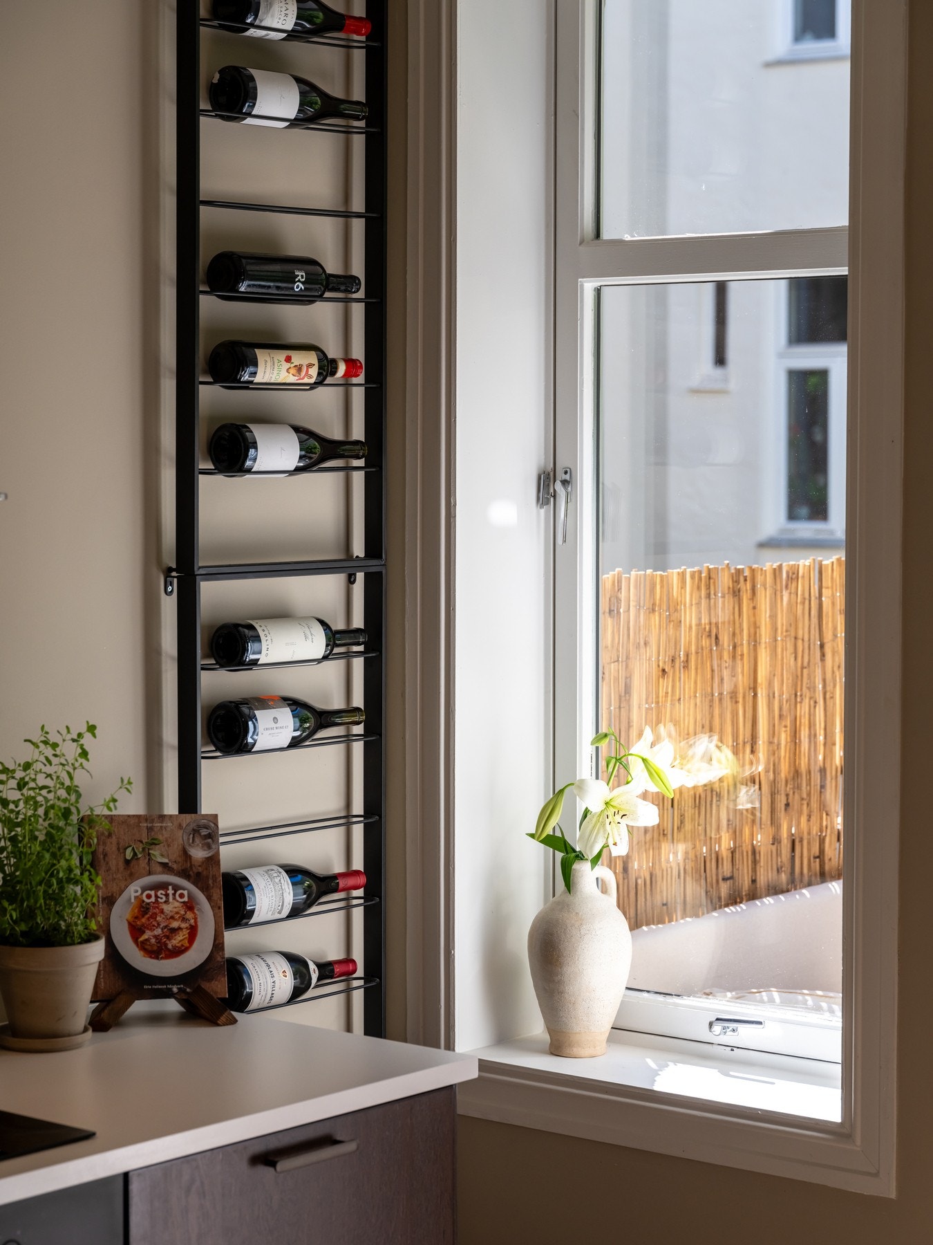 Elegant løsning for vinoppbevaring Galleribilde