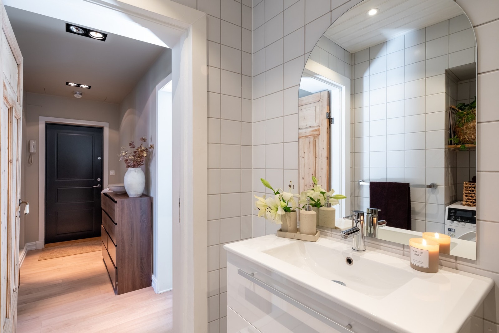 Badet har et moderne uttrykk. Speilet er fra 2026 Galleribilde
