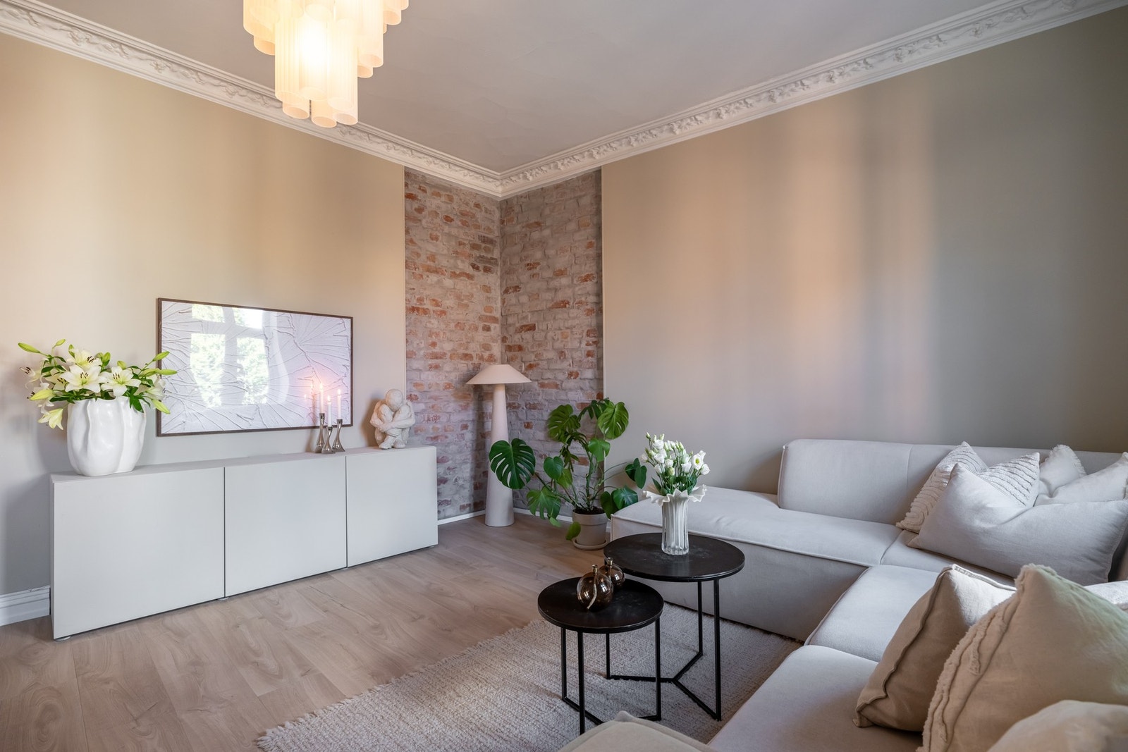 Koselig stuesone med plass til sofa og TV-løsning Galleribilde