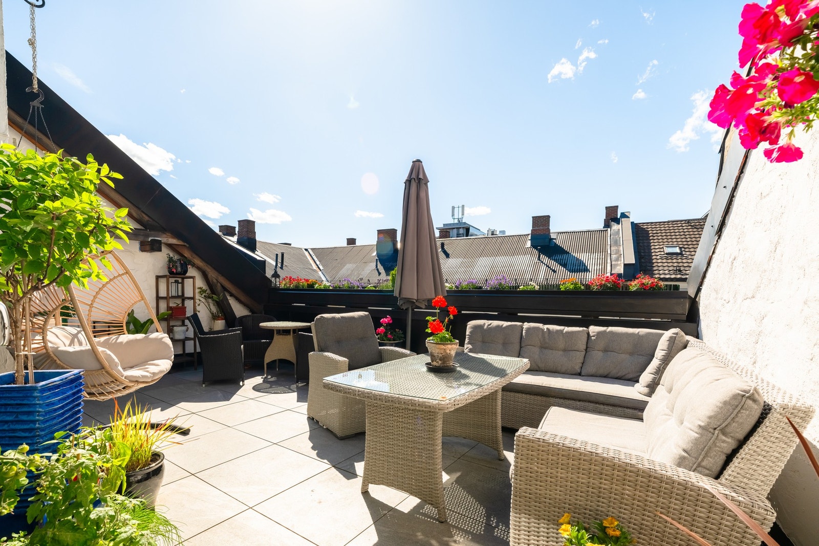Felles takterrasse med romslige sitteområder Galleribilde