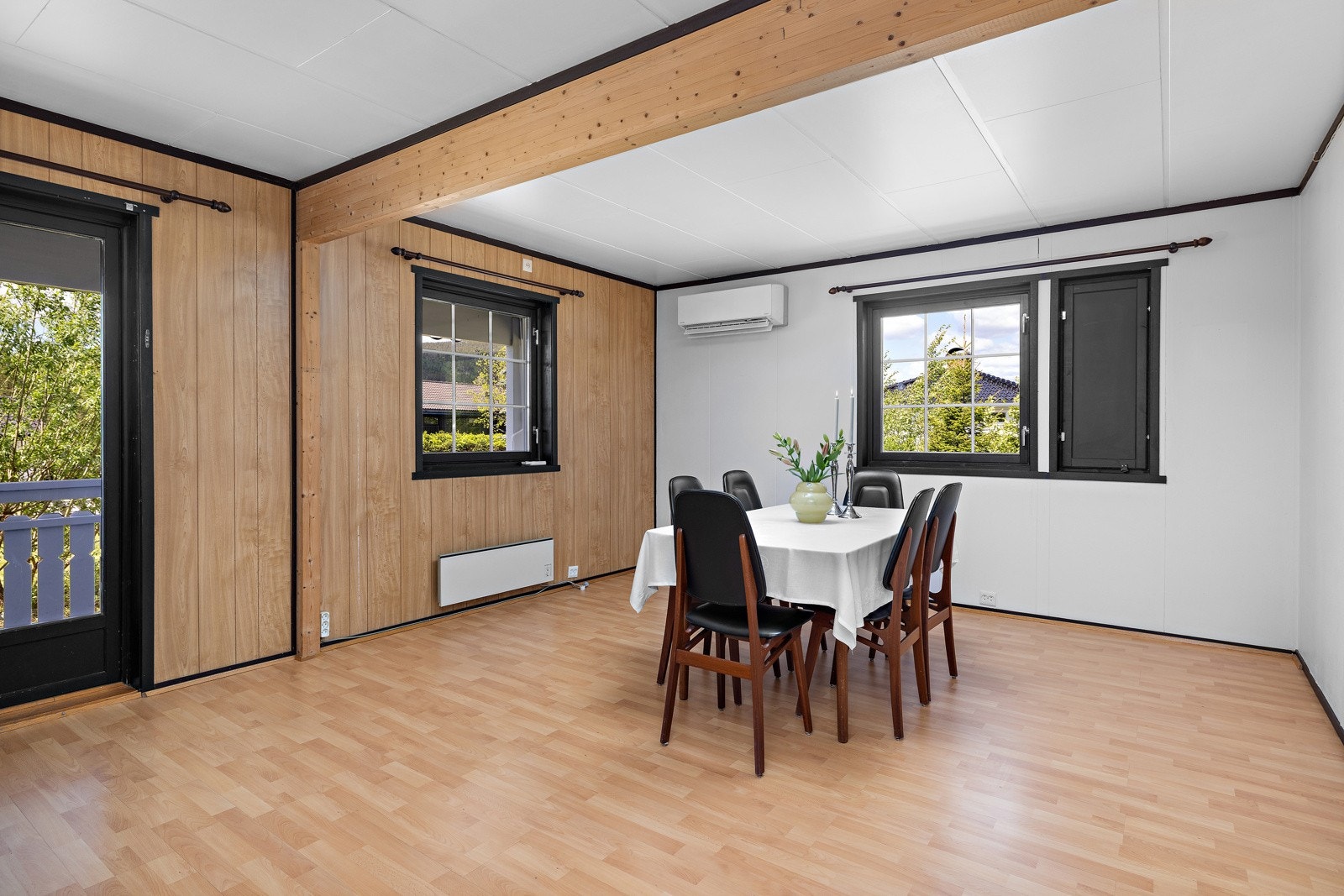 Spisestuen har god plass til større spisegruppe. Galleribilde