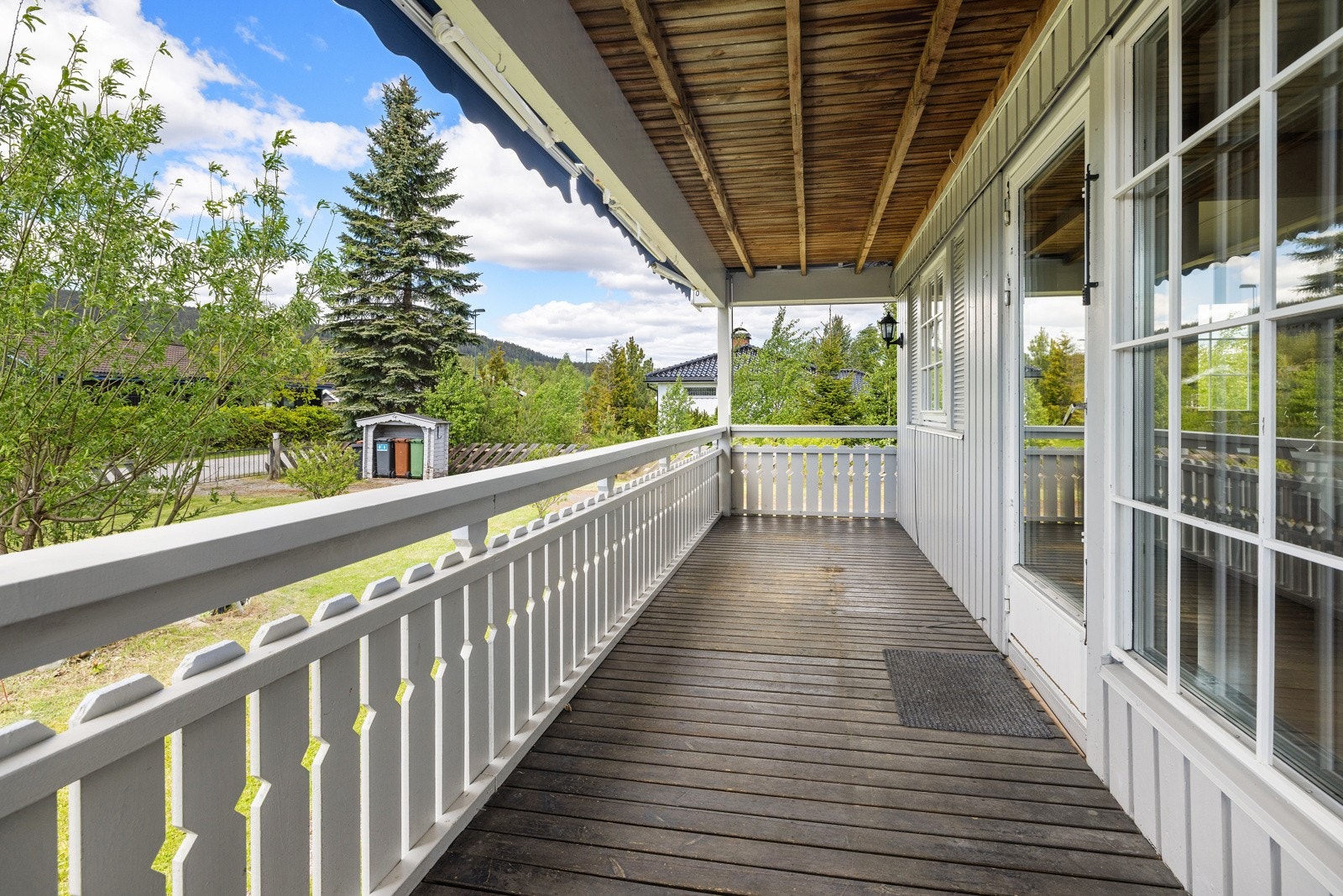 Vestvendt terrasse med gode solforhold. Galleribilde