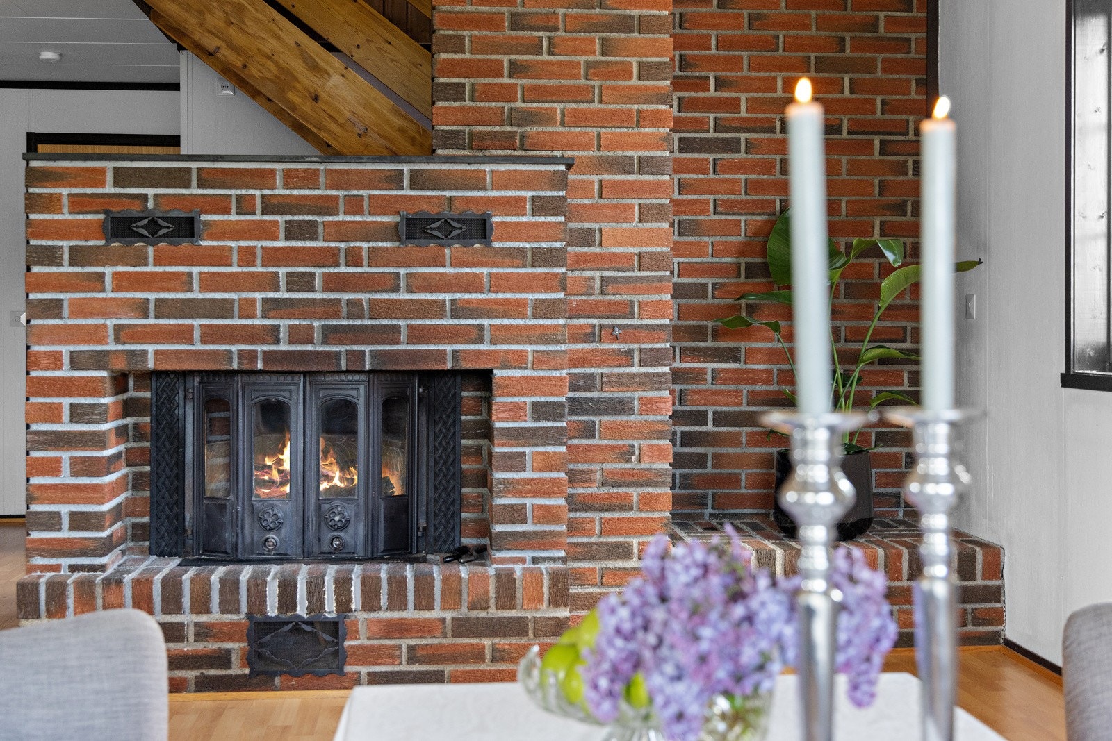 Stuen har peis som bidrar til lun atmosfære og varme på de kaldeste dagene. Galleribilde