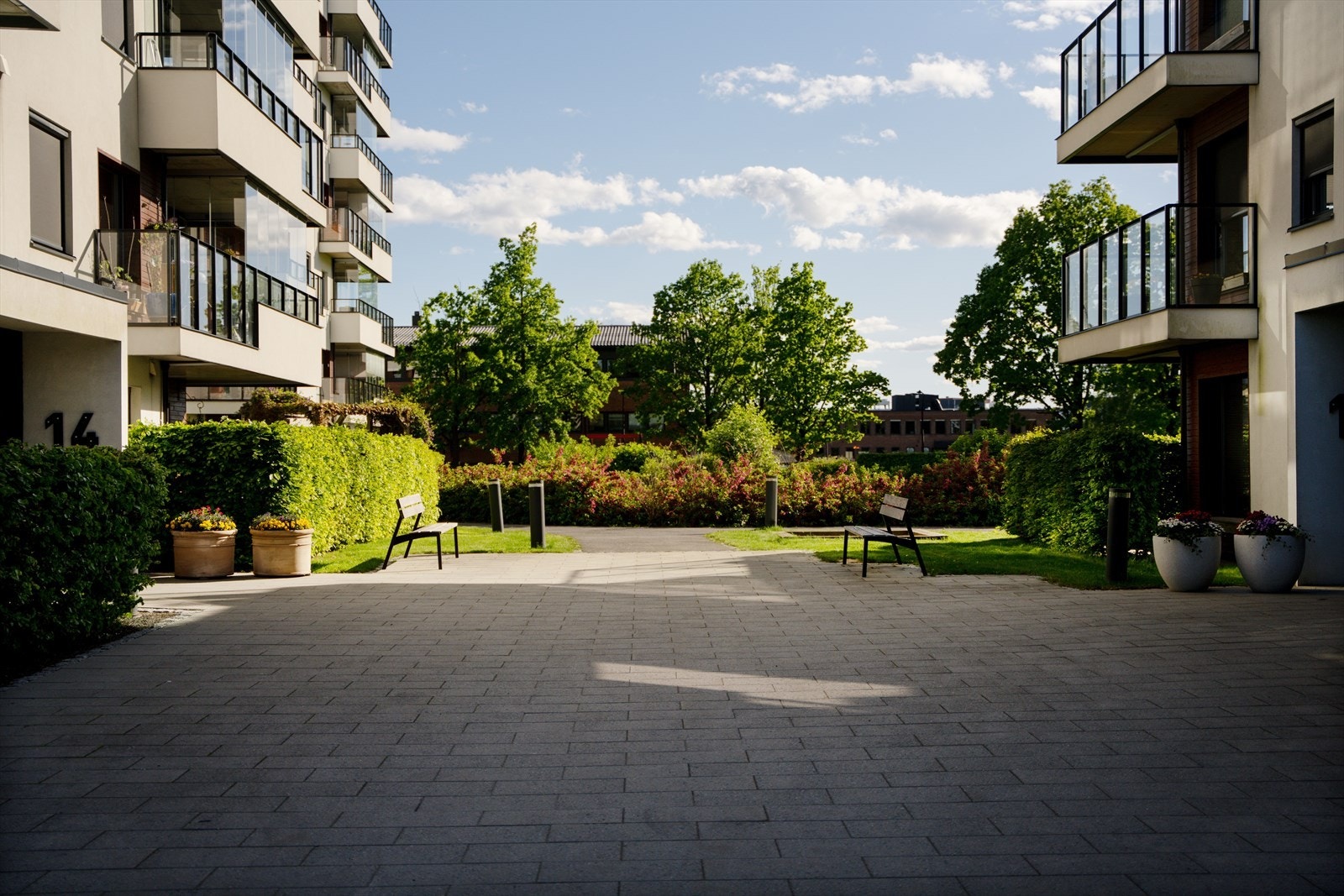 Innbydende felles gårdsrom med pent opparbeidede grøntarealer, sitteplasser og rolige omgivelser mellom byggene. Galleribilde
