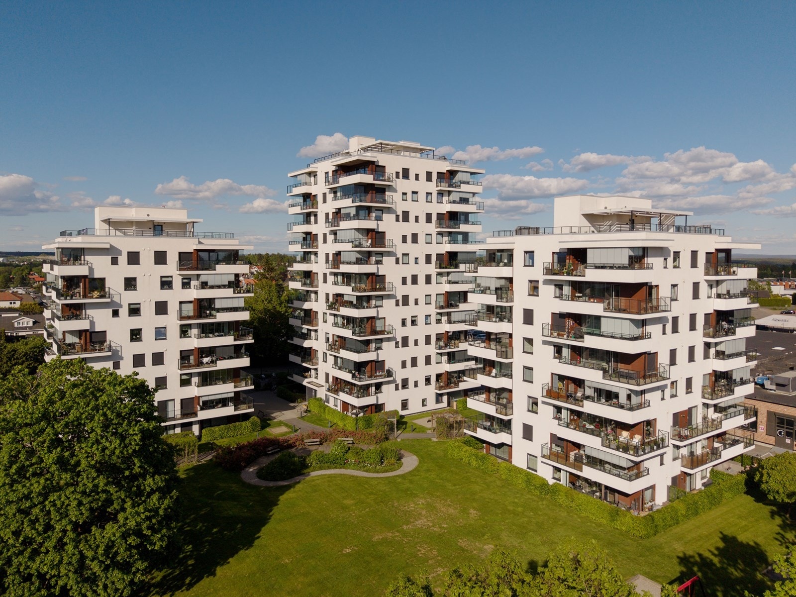 Moderne leilighetsbygg med gjennomført arkitektur, store balkonger og fine fellesområder. Galleribilde