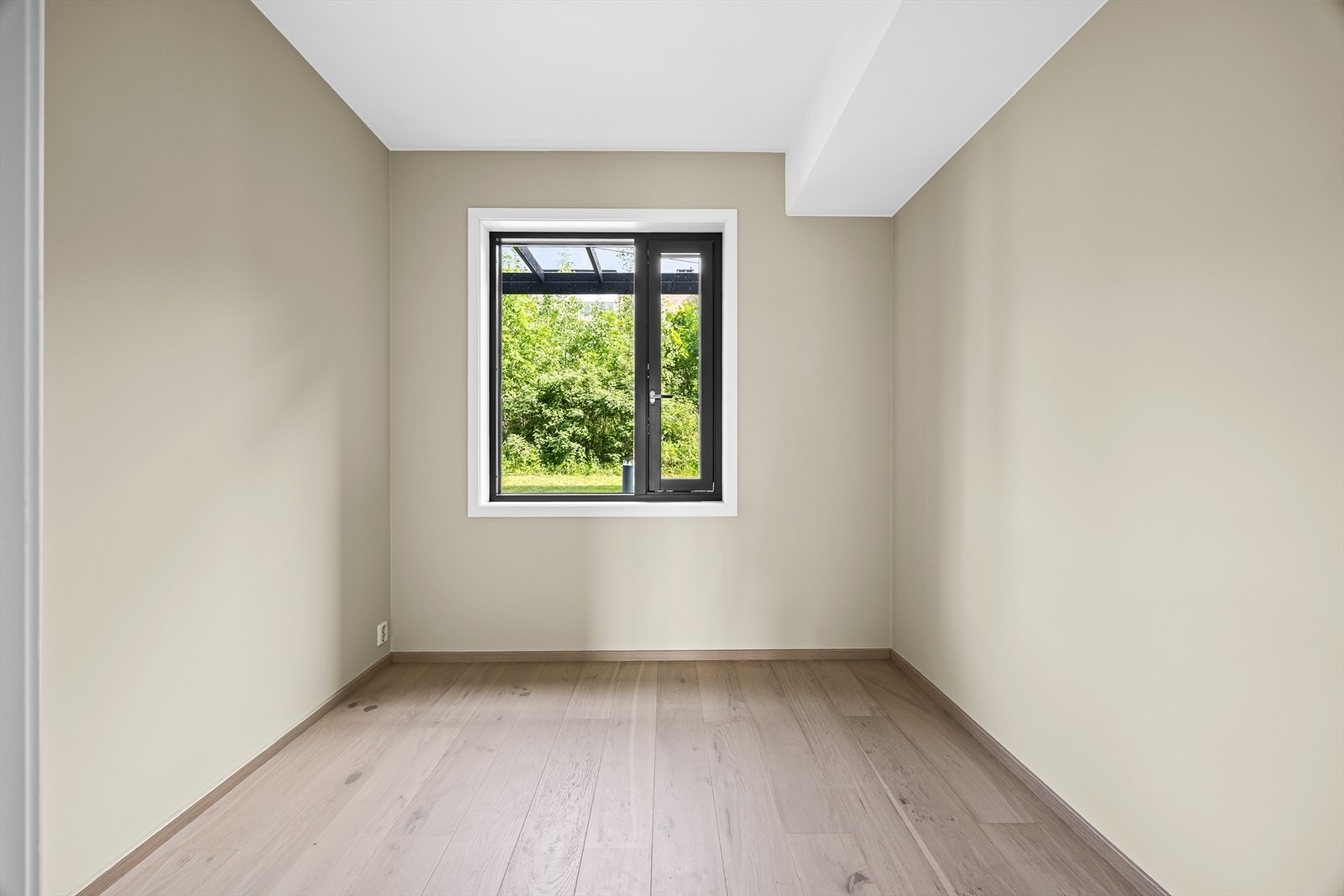 Soverom 2 - Rommet egner seg utmerket som barnerom, gjesterom eller hjemmekontor. Galleribilde