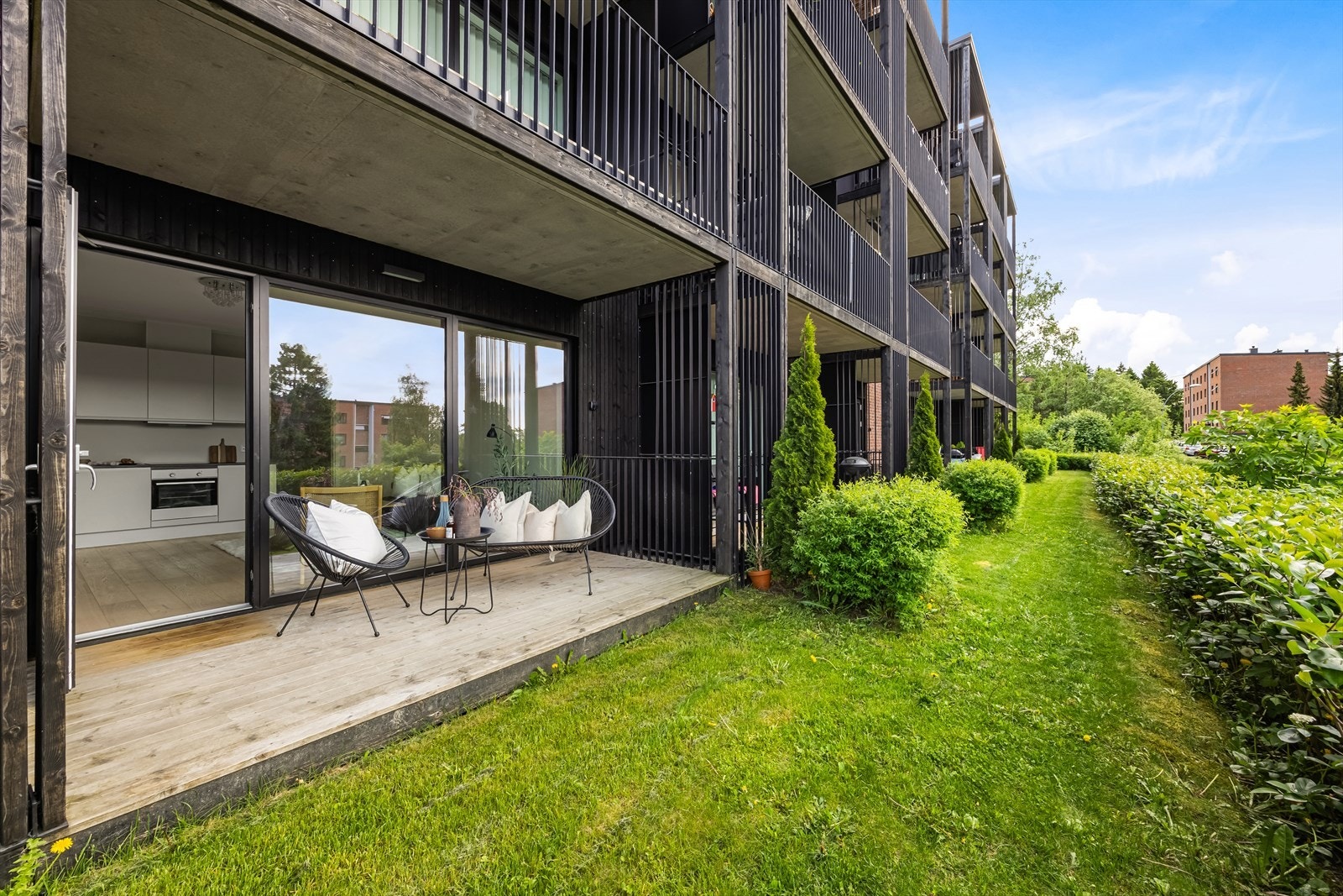 Utgang fra stue til en hyggelig nordvestvendt terrasse på ca. 8 m² med utsikt og gode solforhold. Her er det tregulv og god plass til utemøbler. Galleribilde