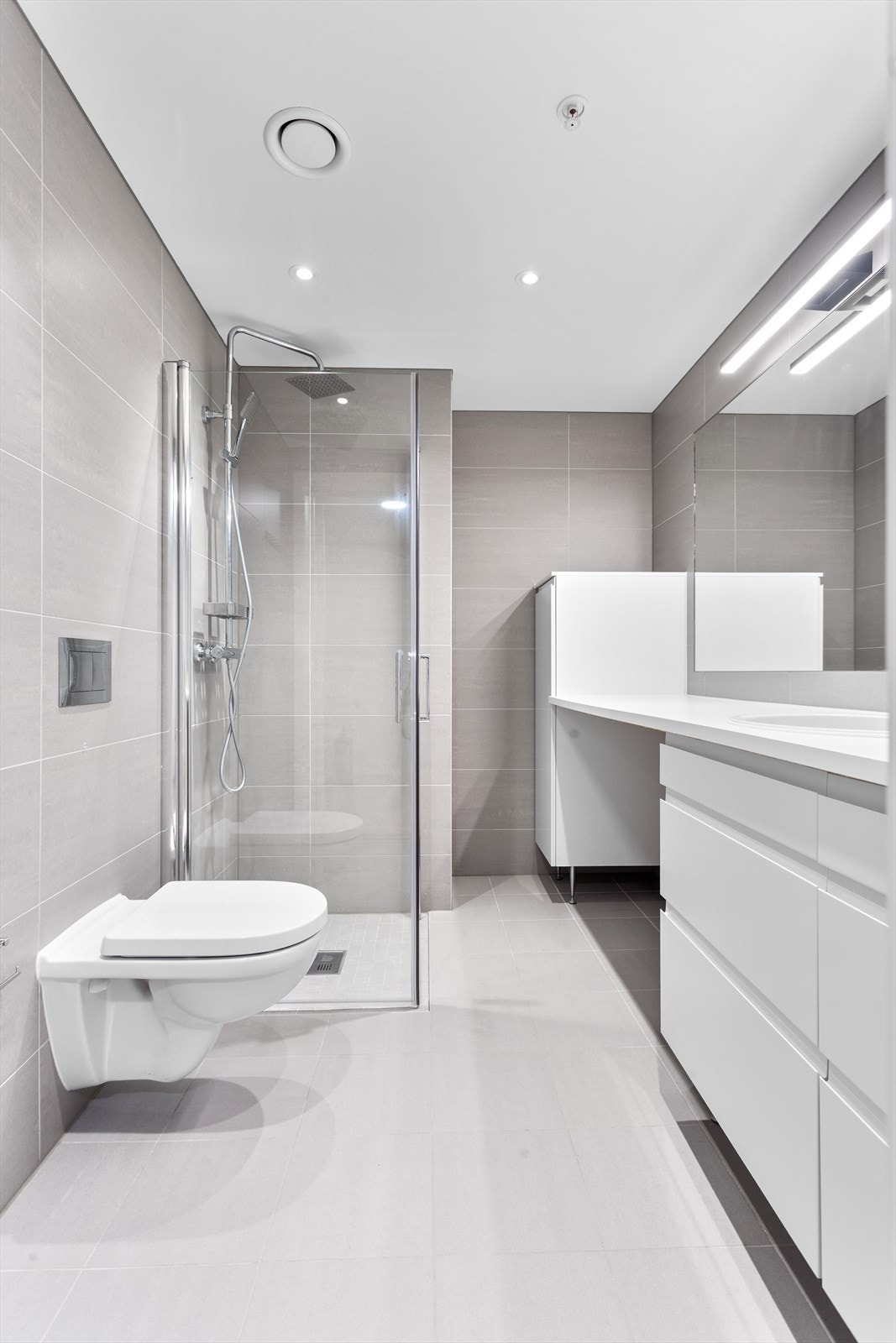 Moderne flislagt bad fra byggeår 2020. Badet har elektriske varmekabler og opplegg til vaskemaskin. Galleribilde