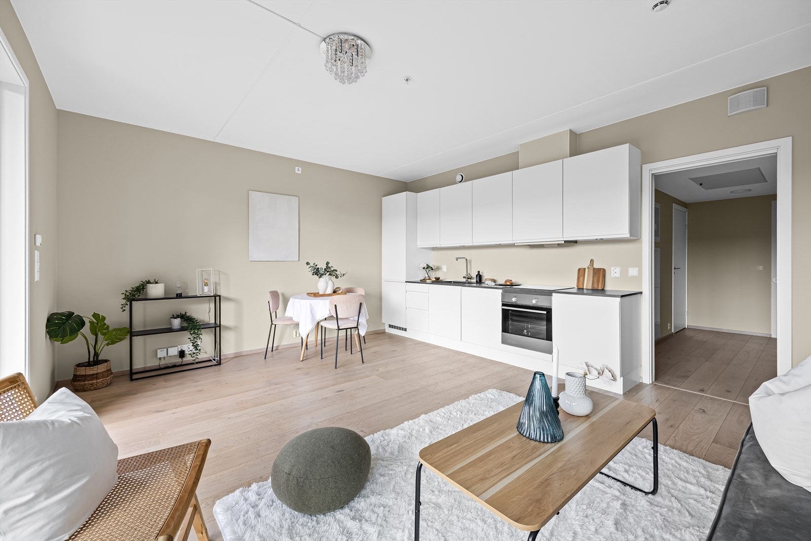 Stue med plass for både sofa og spiseplass. Galleribilde