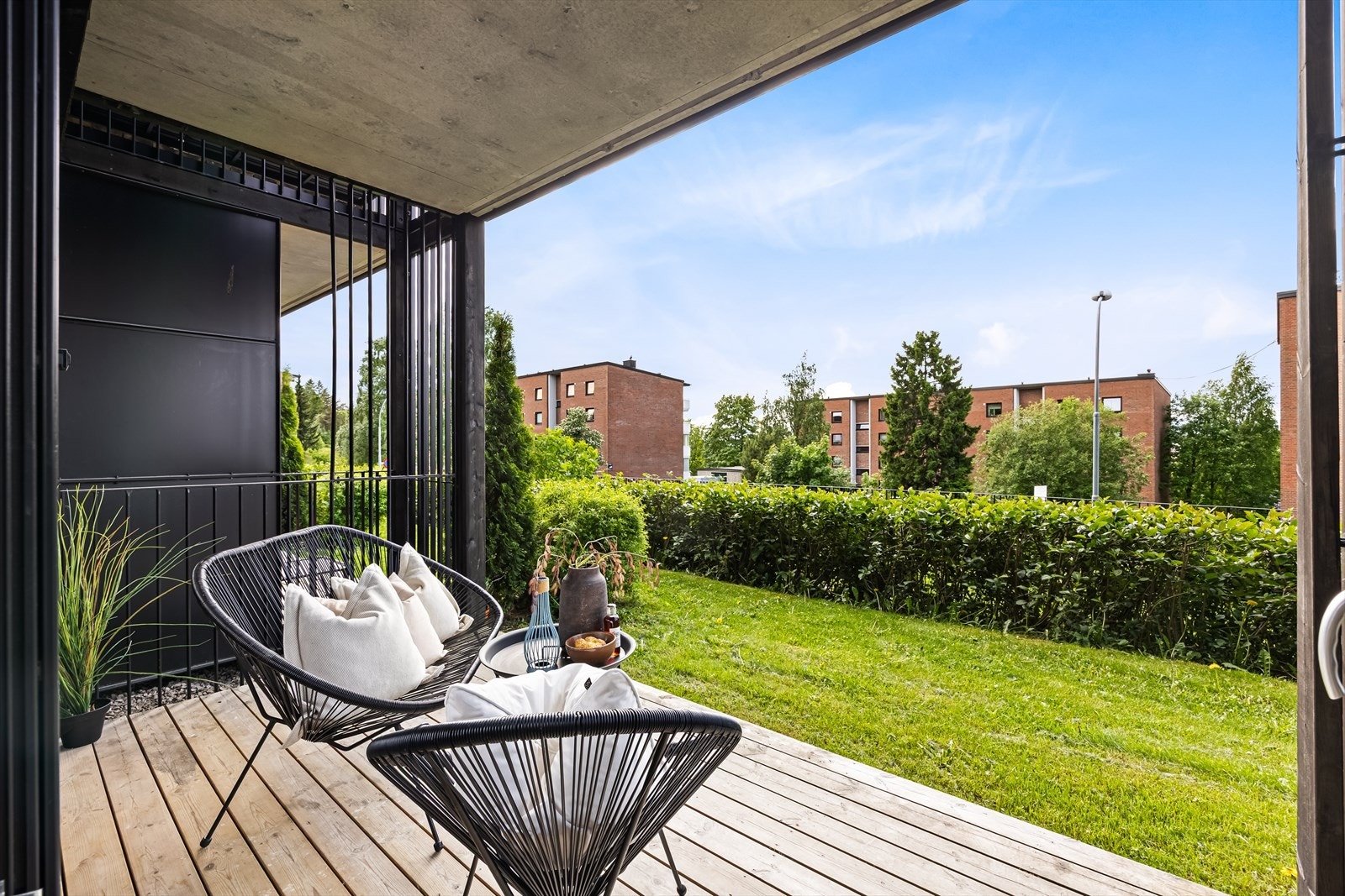 Utgang fra stue til en hyggelig nordvestvendt terrasse på ca. 8 m² med utsikt og gode solforhold. Her er det tregulv og god plass til utemøbler. Galleribilde