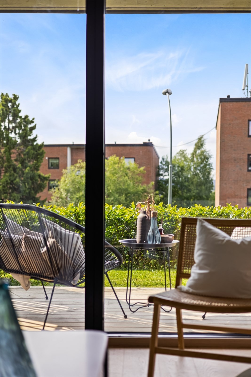 Utgang fra stue til en hyggelig terrasse på ca. 8 m² med utsikt og gode solforhold. Her er det tregulv og god plass til utemøbler. Galleribilde