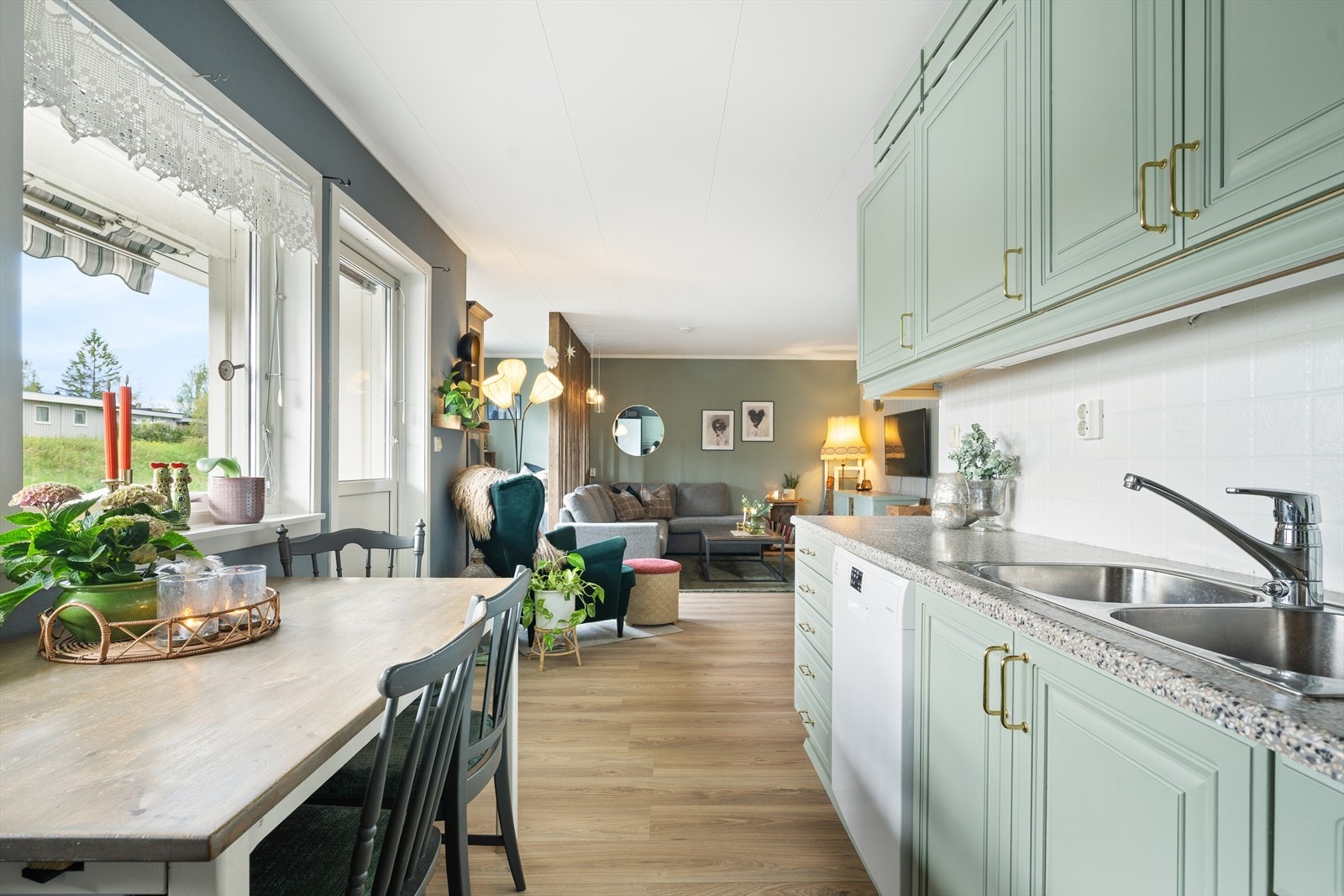 Den åpne stueløsningen oppleves lys og innbydende med moderne overflater kombinert med nostalgiske elementer og hyggelig belysning. Galleribilde