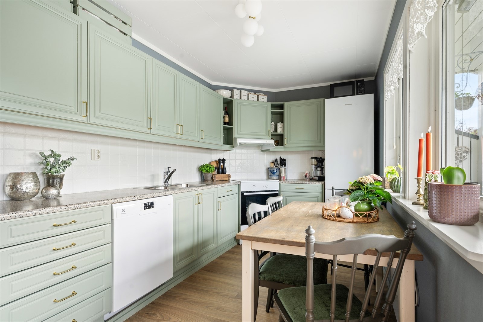 Kjøkkenet kombinerer nostalgisk sjarm med moderne fargevalg og byr på en lun atmosfære som inviterer til lange frokoster og hyggelige hverdagsstunder. Galleribilde
