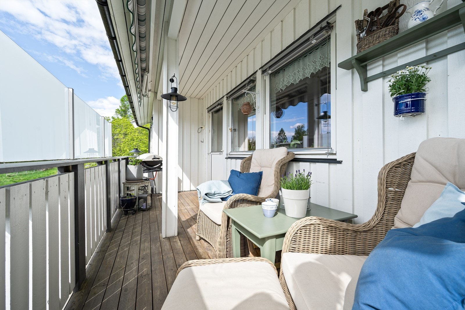 Den solrike balkongen fremstår som en hyggelig og skjermet uteplass med god plass til både sittegruppe og avslappende sommerdager. Her kan solen nytes til sent på kveld i lune omgivelser. Galleribilde