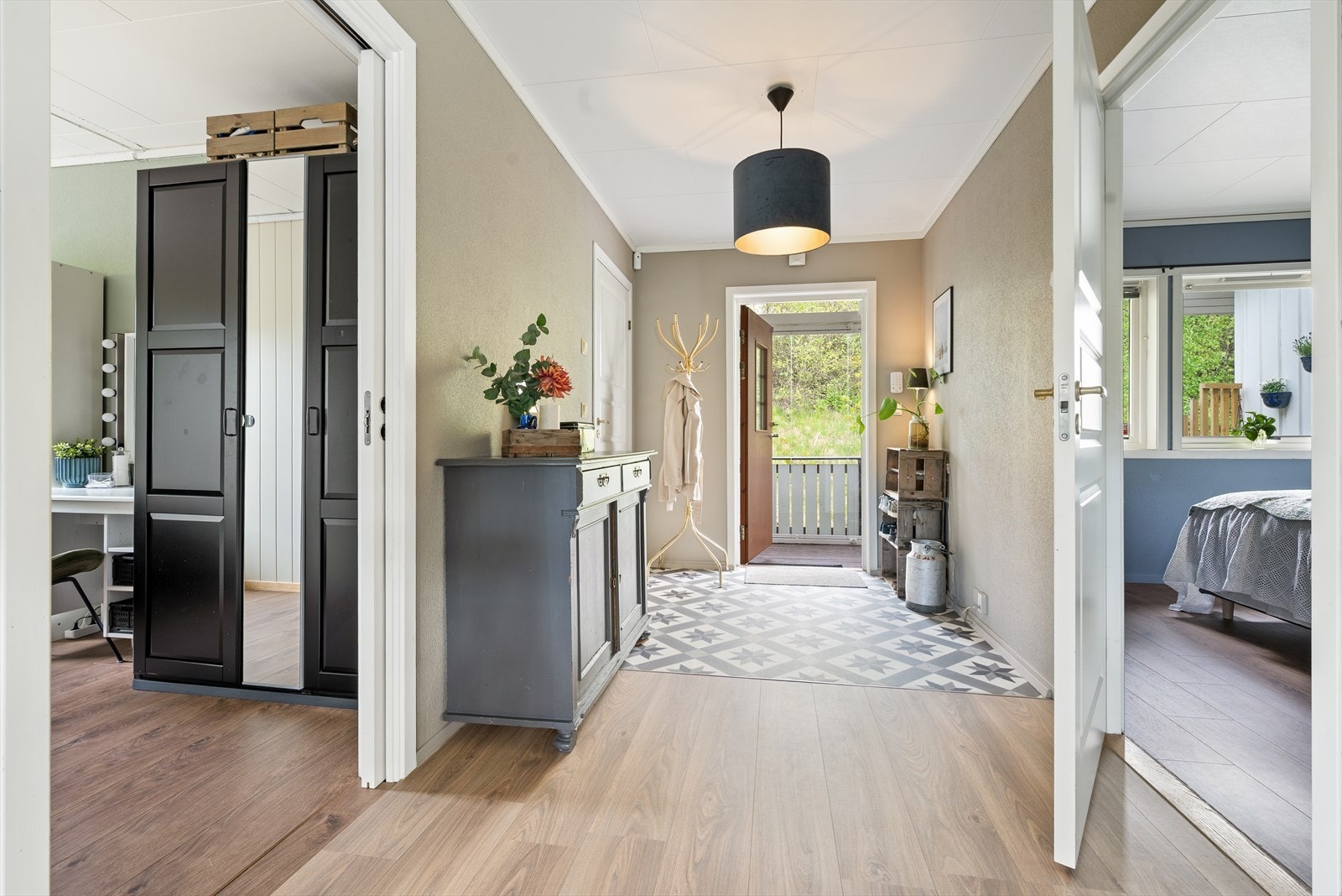 Velkommen inn i en lys og innbydende entré med tidsriktige fargetoner og dekorativt gulvbelegg inspirert av historiske fliser som skaper et flott førsteinntrykk. Galleribilde