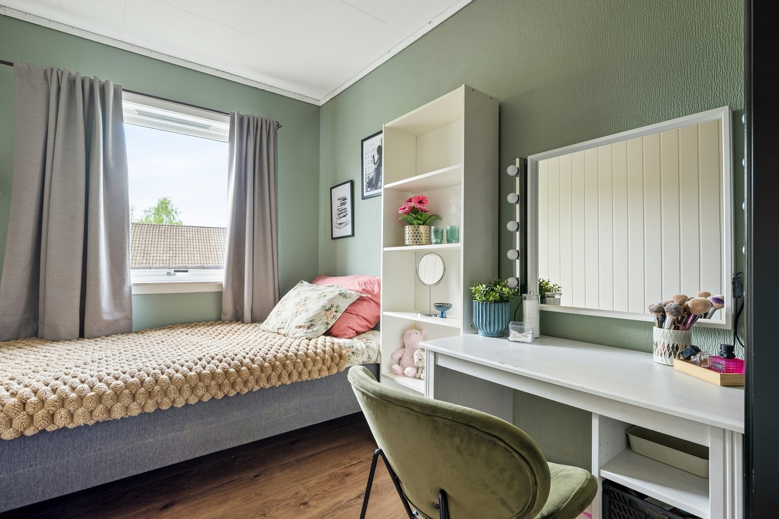 Praktisk skyvedør inn til rommet gir god plassutnyttelse og et moderne uttrykk, mens lyse veggflater og moderne 1-stavs laminatgulv skaper en lun og tidsriktig atmosfære. Galleribilde