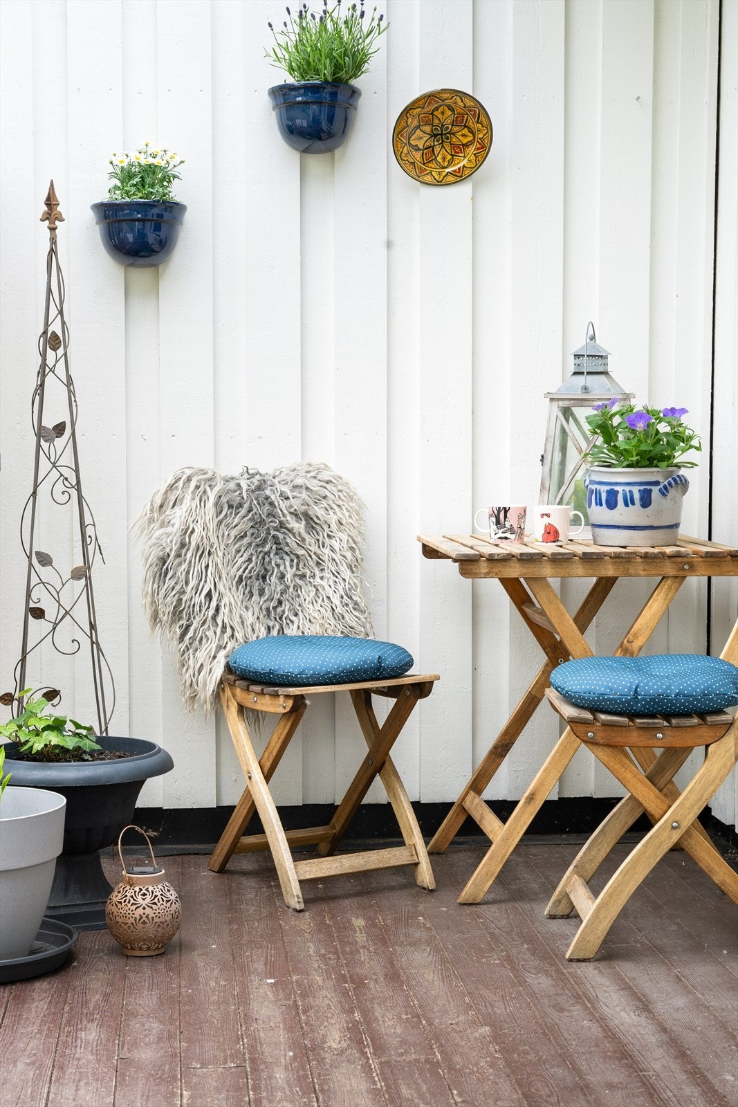 Med plass til bord og stoler ligger alt til rette for rolige morgener i den lune østvendte kroken. Galleribilde