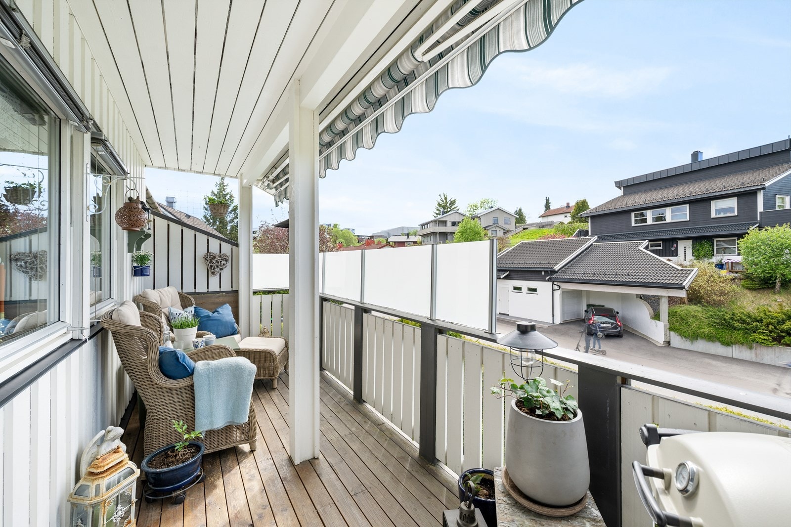 God plass til sittegruppe, grill og diverse beplantning. Galleribilde