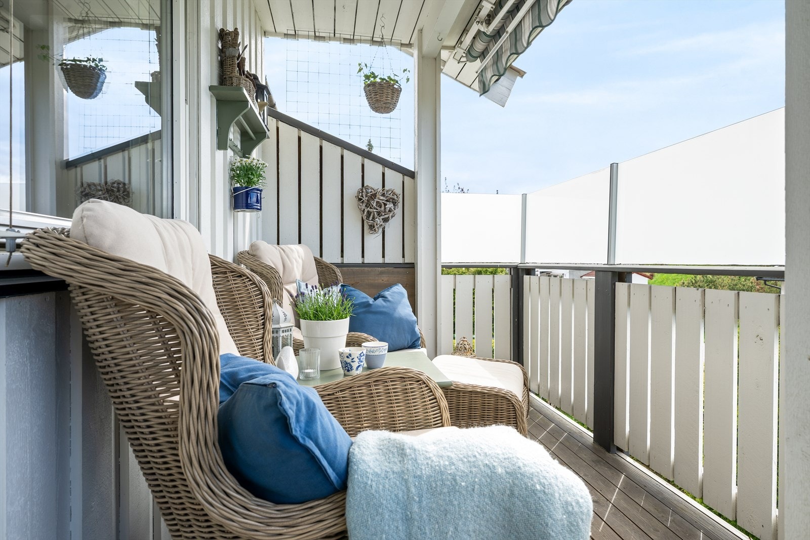 De lyse fasadene og det grønne utsynet gir en rolig og innbydende ramme rundt uteplassen, mens glasskjermingen bidrar til både ly og et moderne uttrykk. En perfekt forlengelse av boligen i den varme årstiden. Galleribilde
