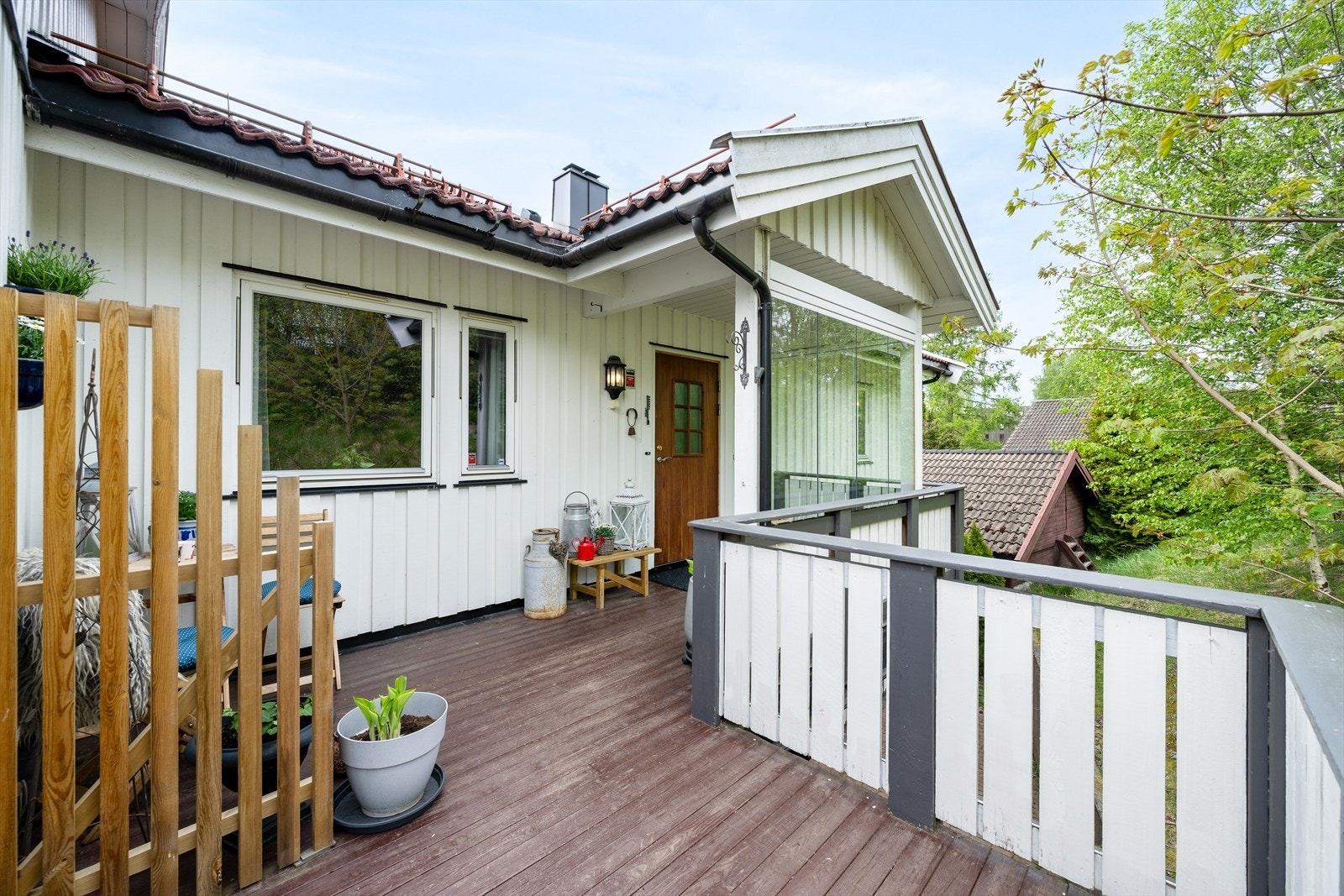 Et sjarmerende og lunt inngangsparti med plass til morgenkaffen i solen - en hyggelig velkomst til leiligheten. Galleribilde