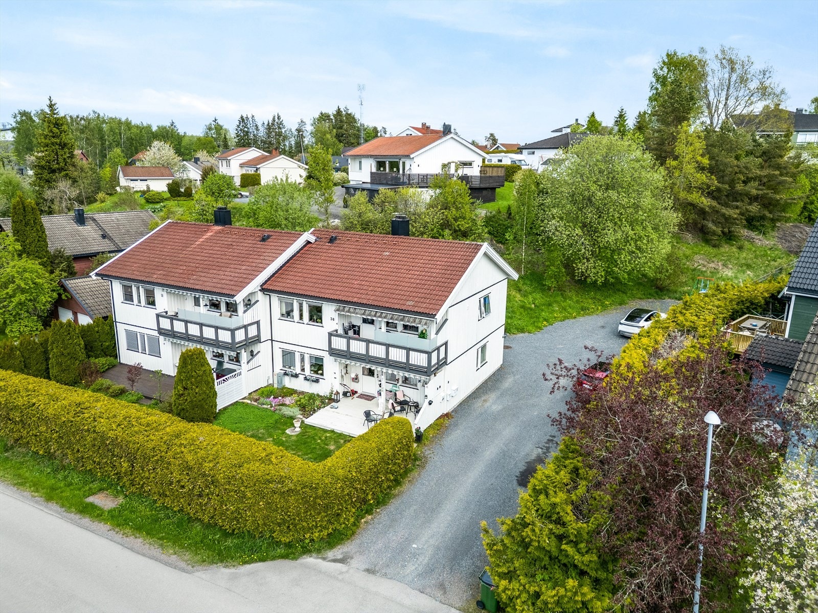 En koselig og gjennomgående velholdt leilighet med hjemmekoselig preg og attraktiv nærhet til sentrumstilbudene. Velkommen til visning! Galleribilde