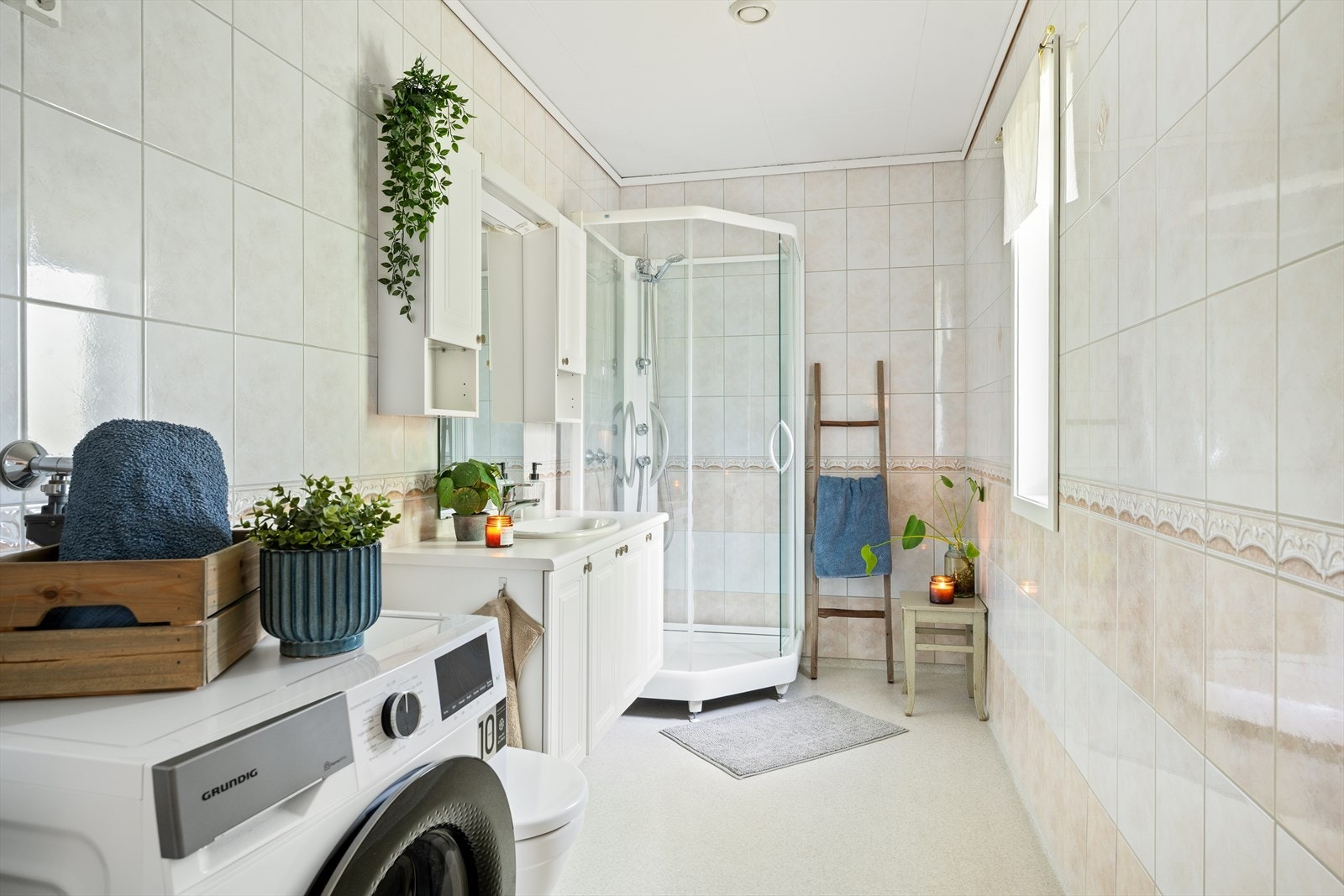 Badet er innredet med helservant på underskap, klosett og dusjkabinett. Opplegg for vaskemaskin. Galleribilde