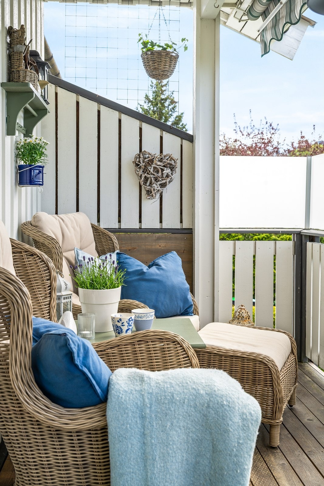 Her kan solen nytes fra ca. 13-tiden til sen kveld i lune omgivelser, med overbygg som gjør uteplassen anvendelig også på dager med lett sommerregn. Galleribilde