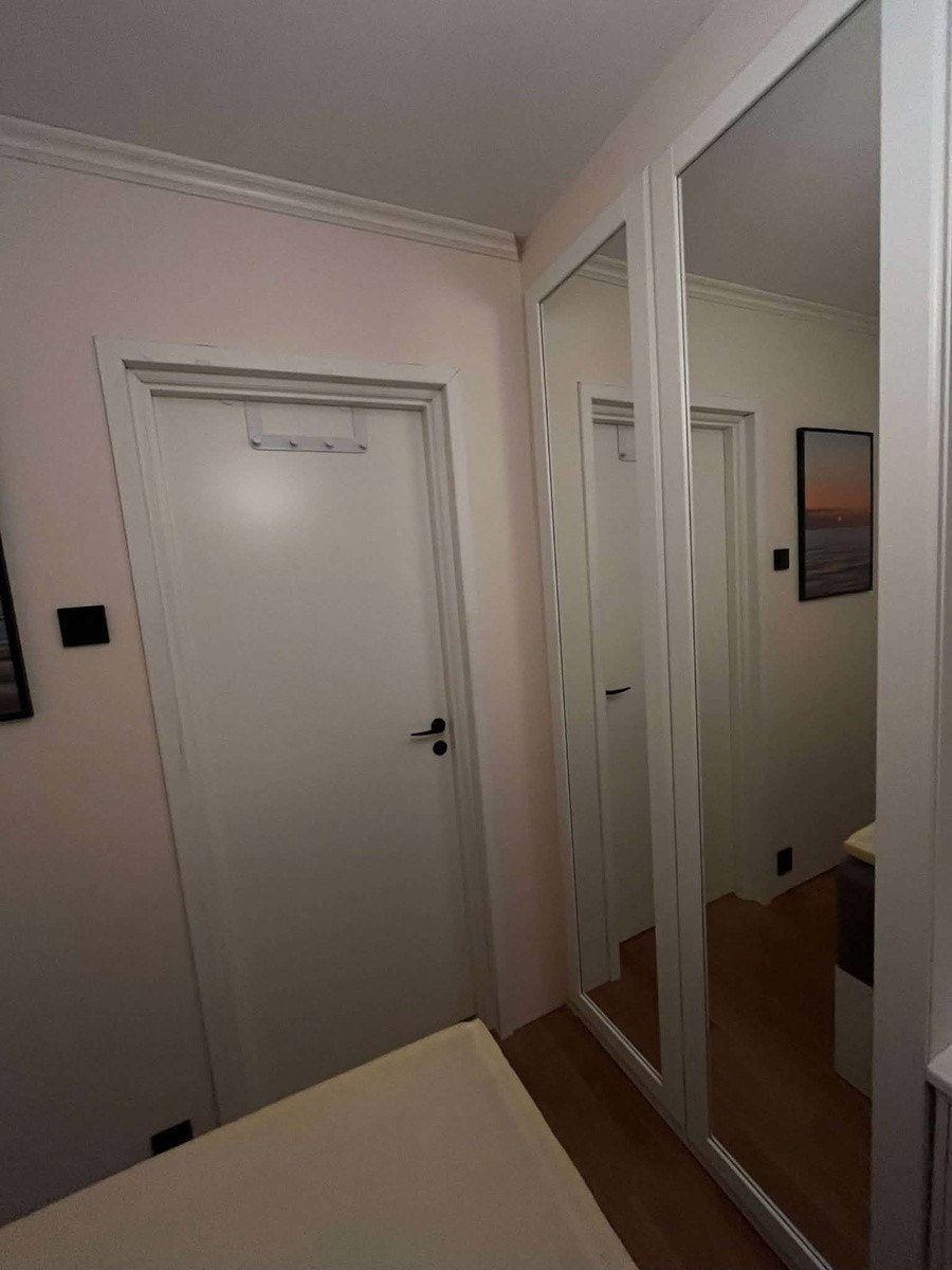 Garderobeskap Galleribilde