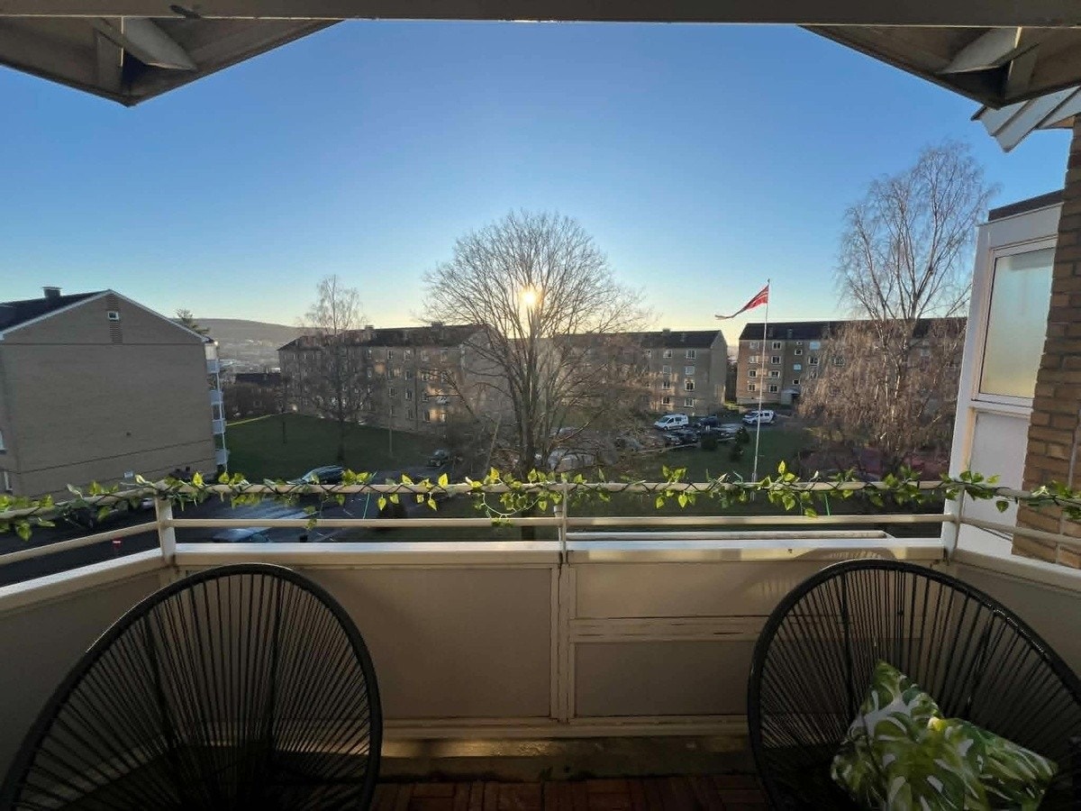 Deilig balkong med mye naturlig lys Galleribilde