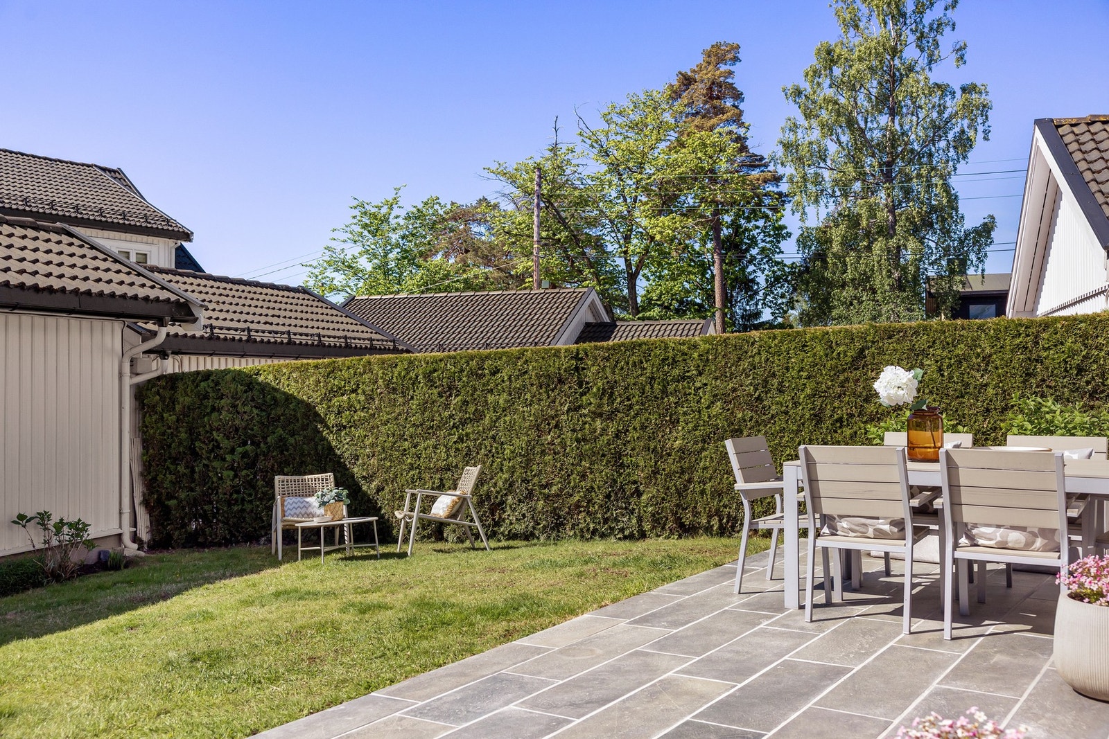 På terrassen er det god plass til både spisegruppe, lounge-møbler og grill. Galleribilde