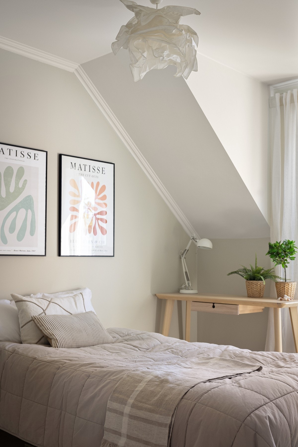 Soverom 3 har fint lysinnslipp og en praktisk utforming som gir plass til både seng, garderobe og skrivepult for lekser eller hjemmearbeid. Galleribilde
