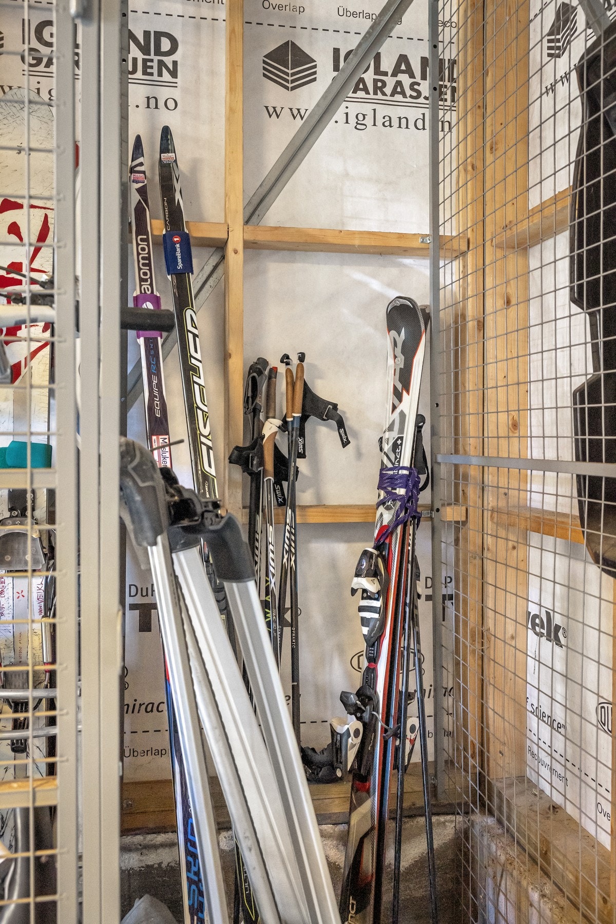 Romslig skibod som gir gode oppbevaringsmuligheter for sports- og friluftsutstyr. Galleribilde