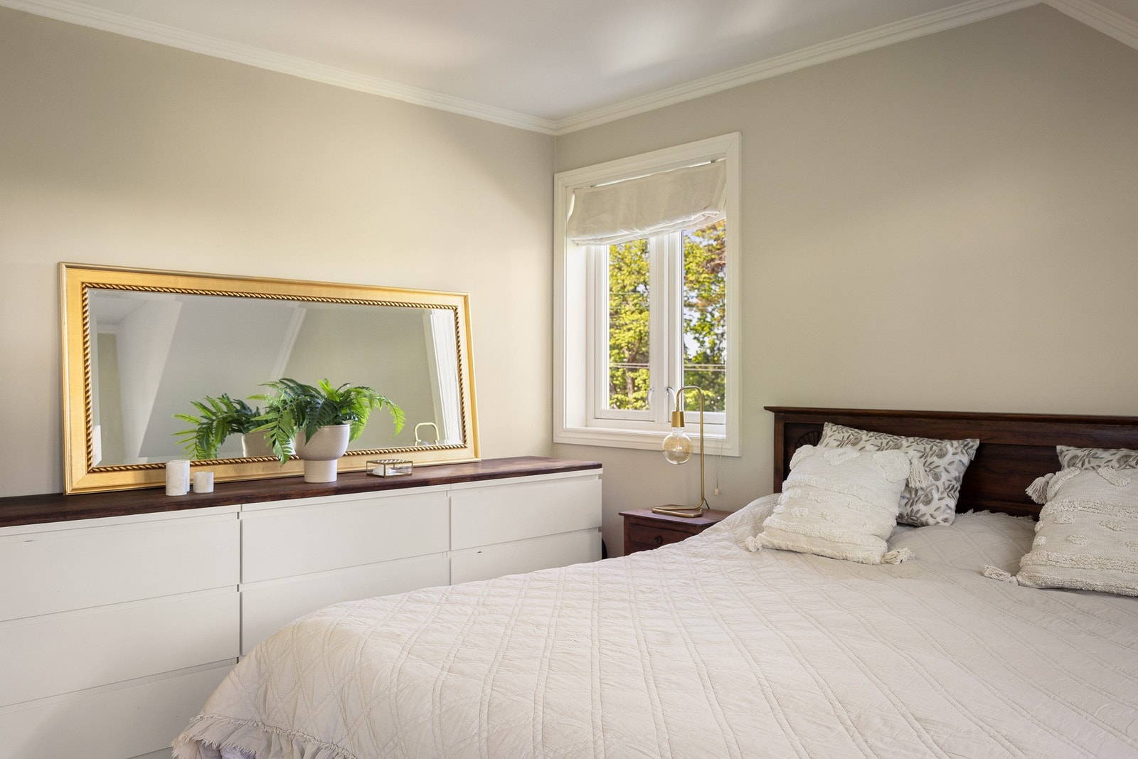 Hovedsoverommet har god plass til en stor dobbeltseng med nattbord på hver side, og er utstyrt med en praktisk skyvedørsgarderobe med speilfronter som gir rikelig med oppbevaringsplass. Galleribilde
