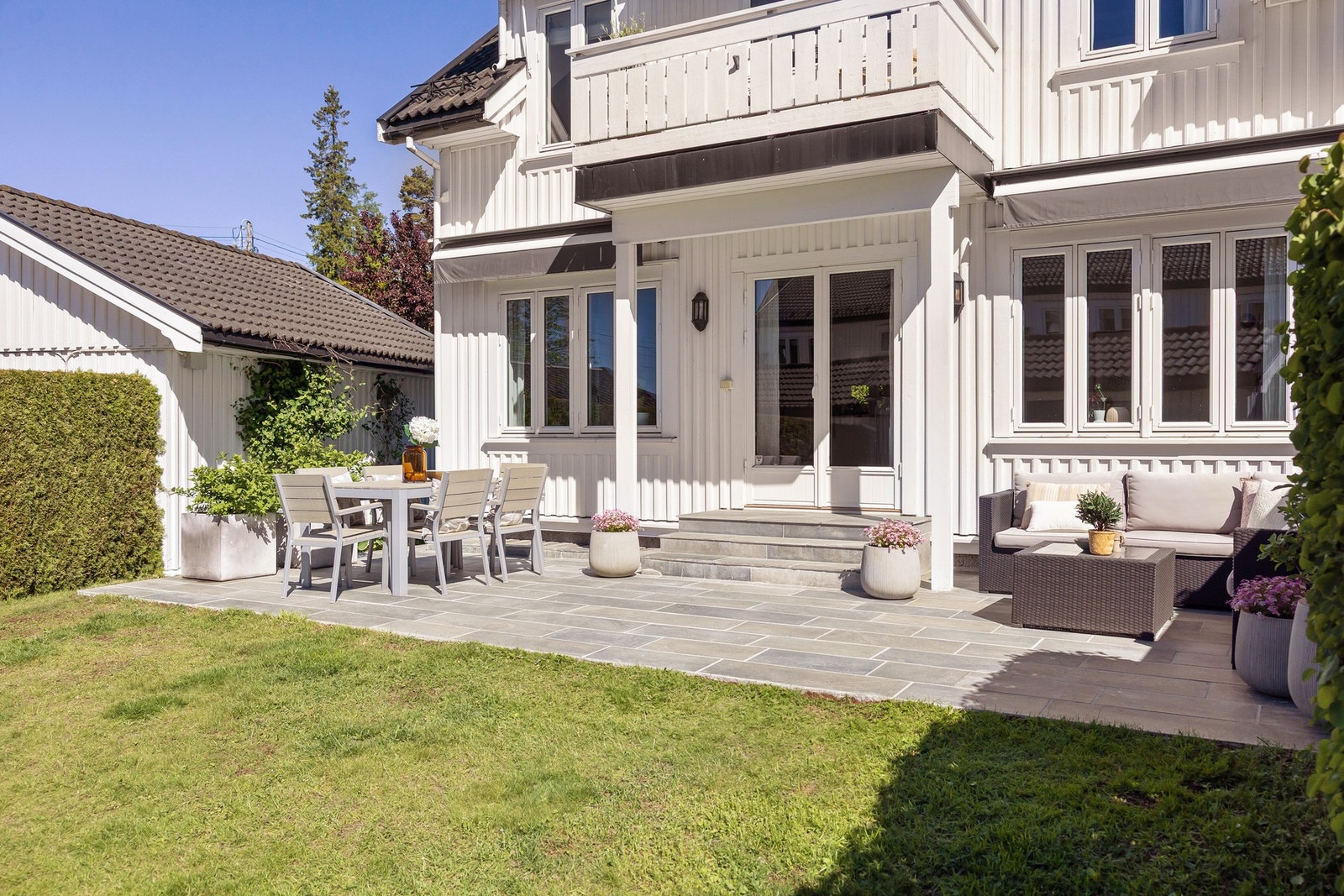 Flott og skjermet uteplass med god plass til både spisebord og sittegruppe. Med direkte utgang fra boligen og tilhørende hage ligger alt til rette for hyggelige sommerdager og sosiale sammenkomster. Galleribilde