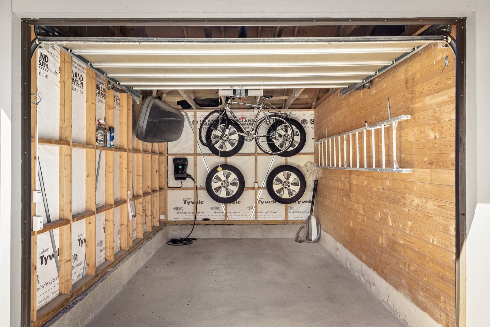 Garasjeplassen er på ca. 16,5m², med gode oppbevaringsmuligheter og praktiske løsninger. Galleribilde