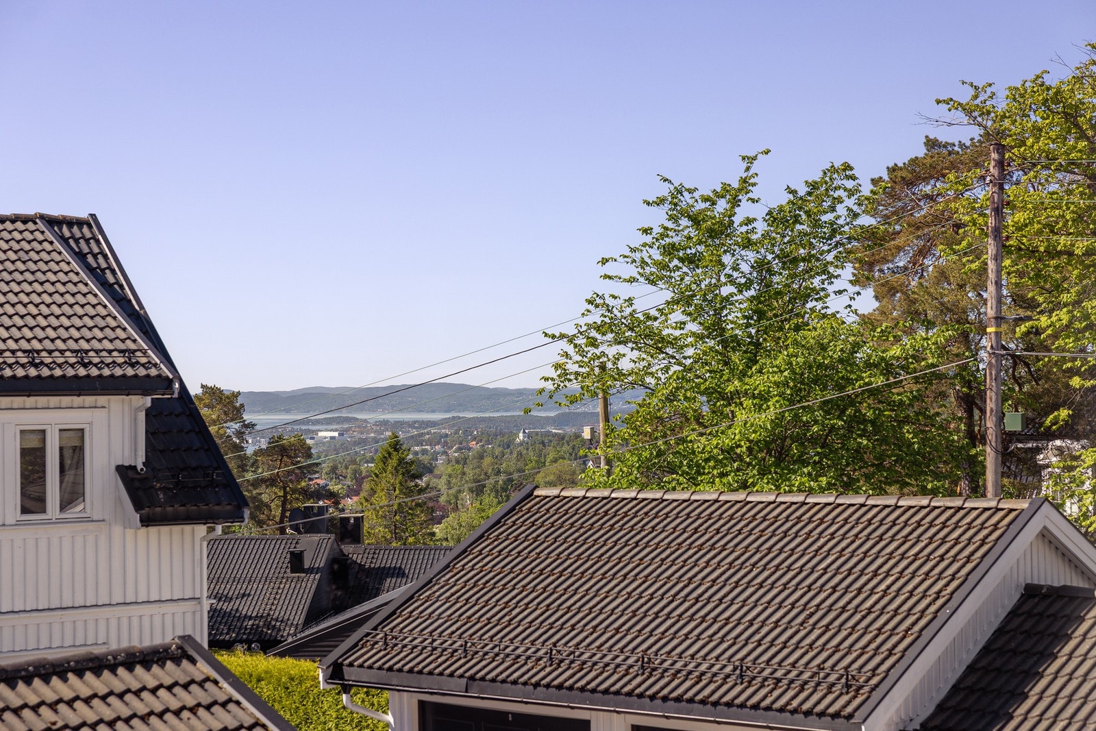 Her får man fint utsyn over egen hage, nærområdet og mot fjorden. Galleribilde