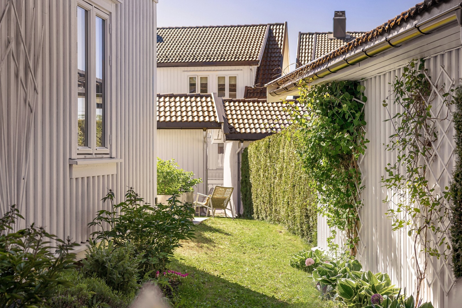 Hagen er pent opparbeidet med gressplen og beplantning, og gir gode muligheter for både lek, rekreasjon og videre hageinteresse. Galleribilde