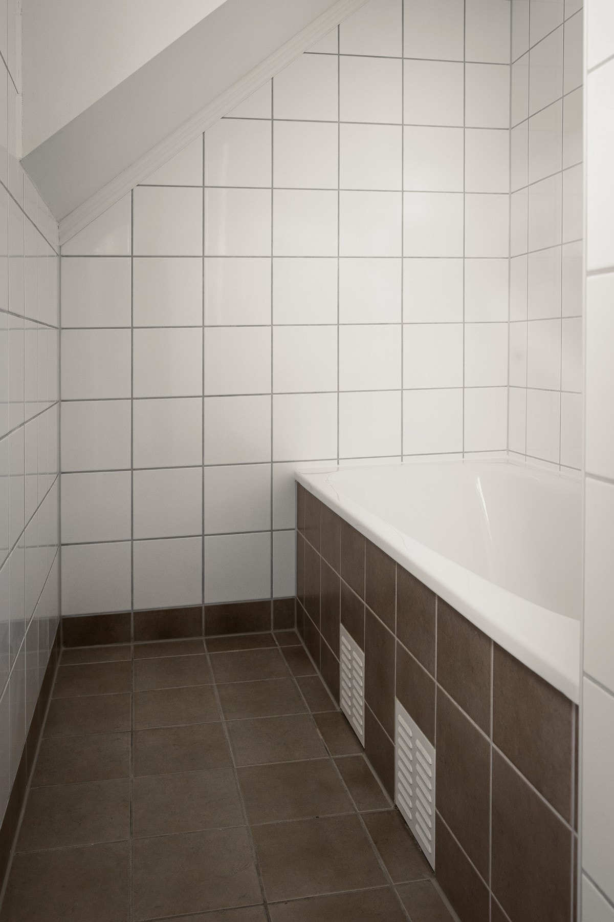 Badet er utstyrt med toalett, innfliset badekar, samt et separat dusjhjørne. Galleribilde