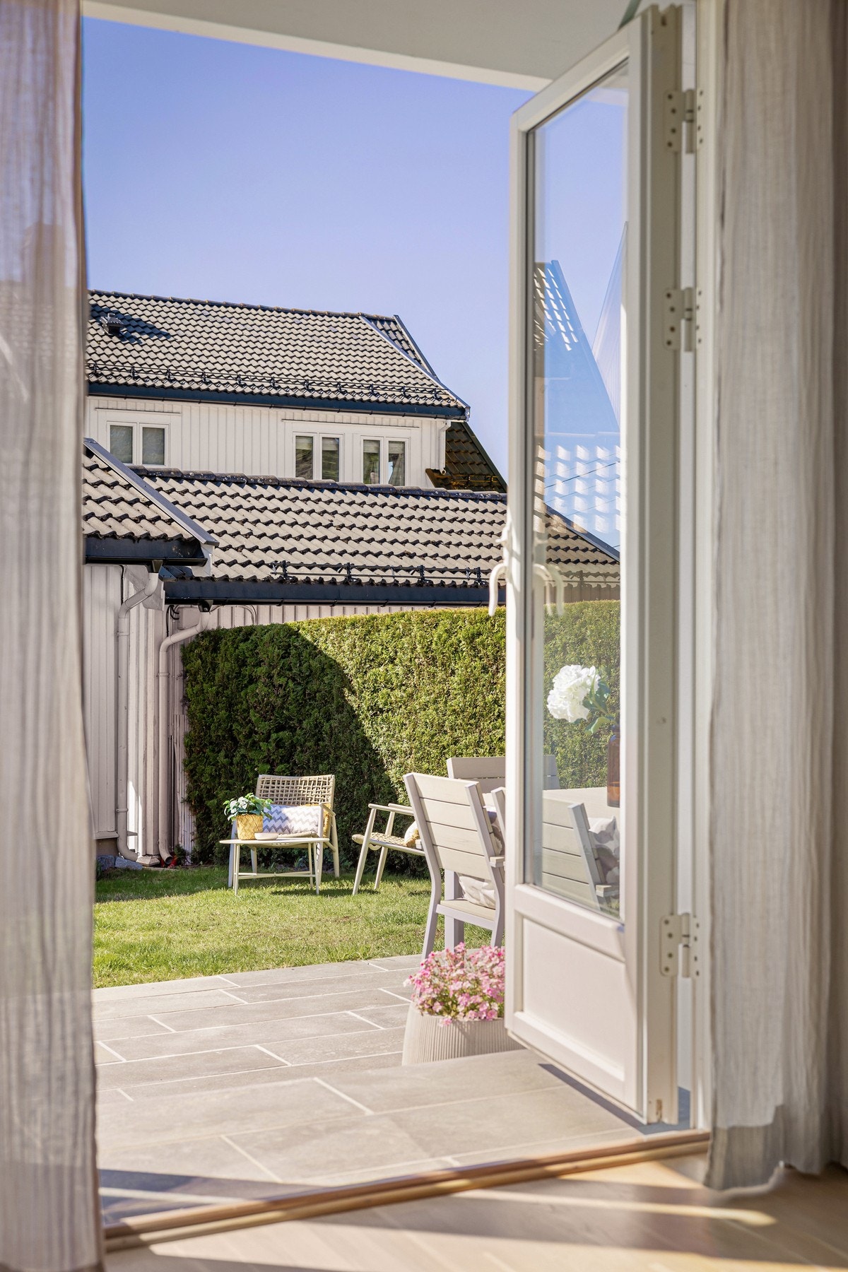 Fra stue og spisestue er det direkte utgang til en romslig markterrasse på ca. 34m². Galleribilde