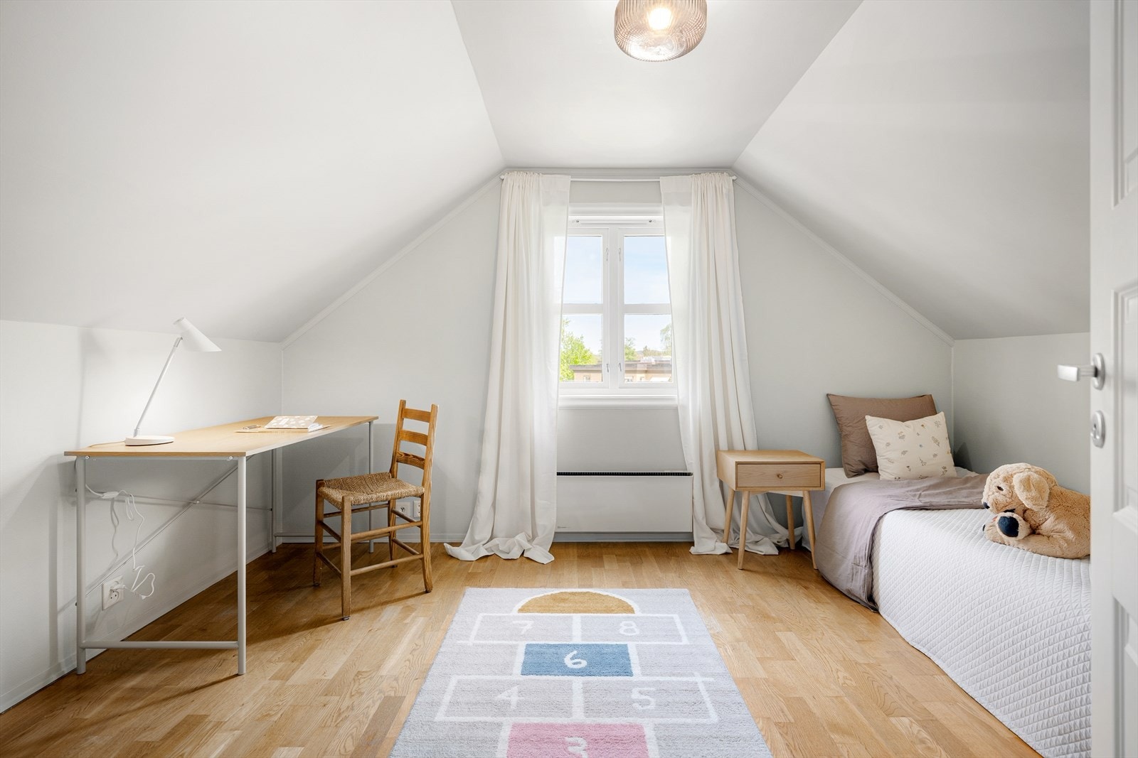 Dette rommet er byggemeldt som et disp.rom ihht de opprinnelige byggetegningene. Det er i dag innredet og benyttet som et barnerom/hjemmekontor. Galleribilde