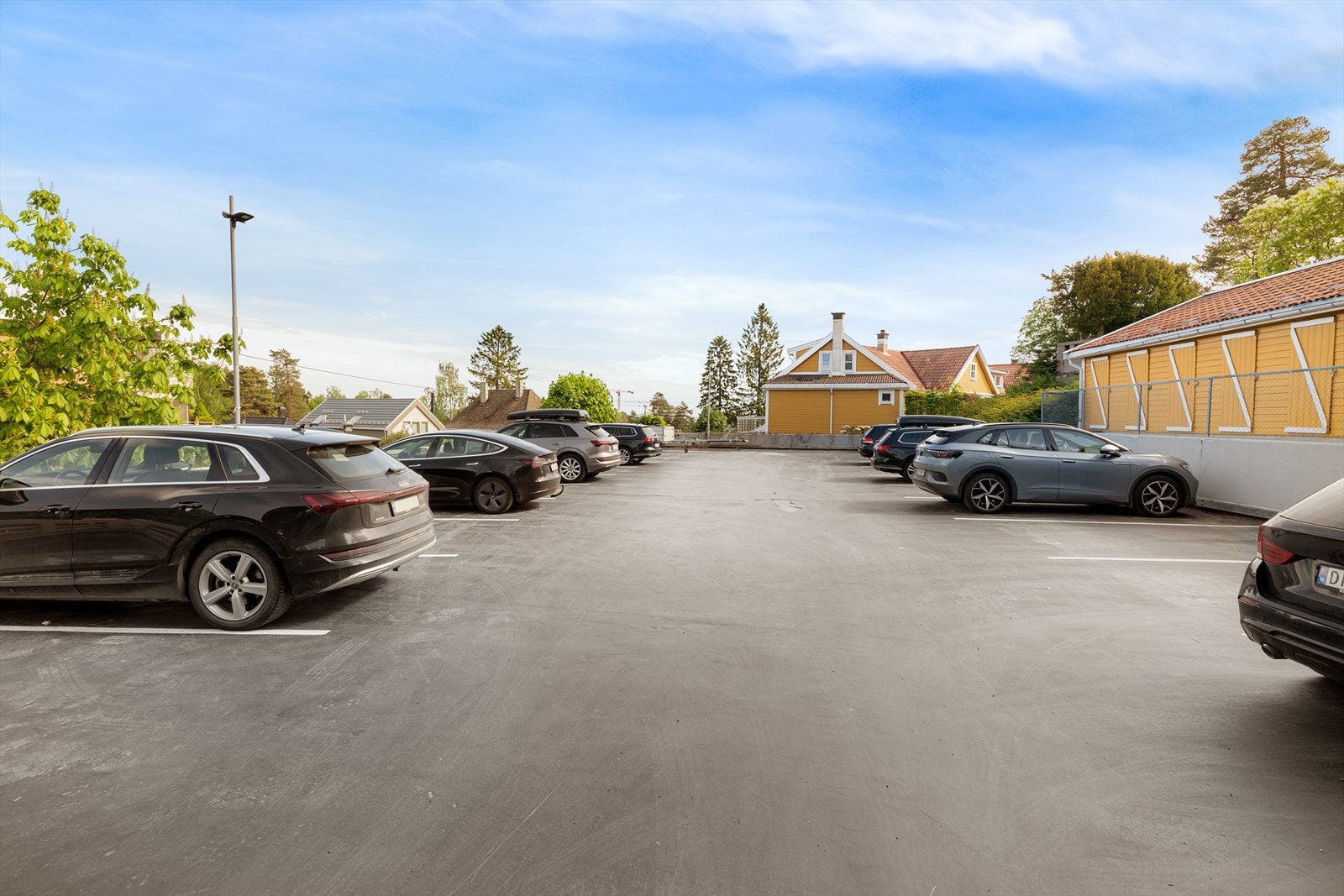 Noen få skritt fra boligen er det et parkeringsområde med ca. 35 utv. biloppstillingsplasser (det er 39 boenheter i realsameiet), som kan brukes av sameierne og deres gjester. Galleribilde