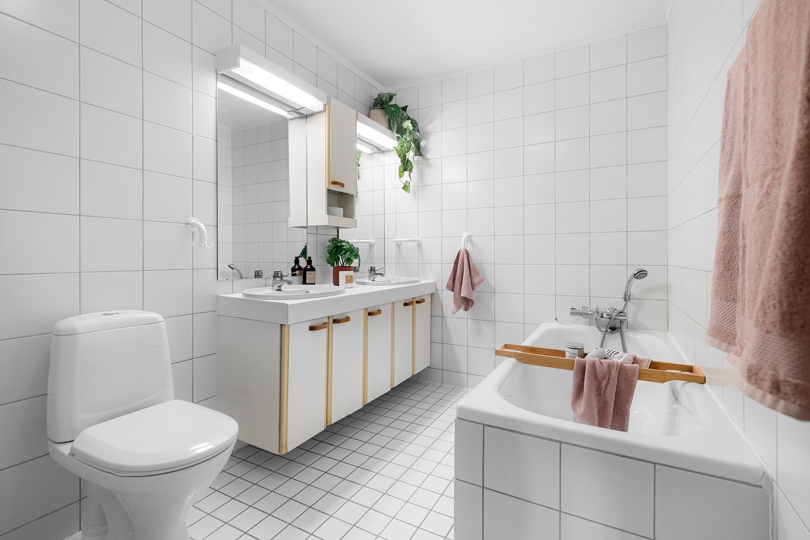 Lett tilgjengelig fra soverommene ligger denne etasjens bad. Badet har en noe eldre standard hovedsaklig fra byggeår, men er pent ivaretatt. Galleribilde