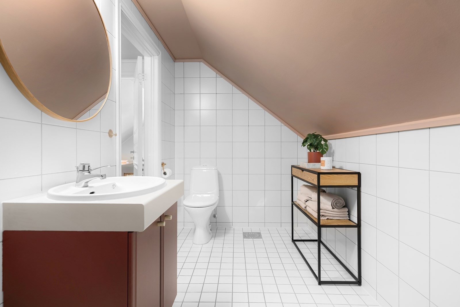 Badet i loftetasjen ble modernisert i 2026 med maling av tak, montering av nytt speil, malte fronter og nye knotter på kjøkkeninnredningen. Galleribilde