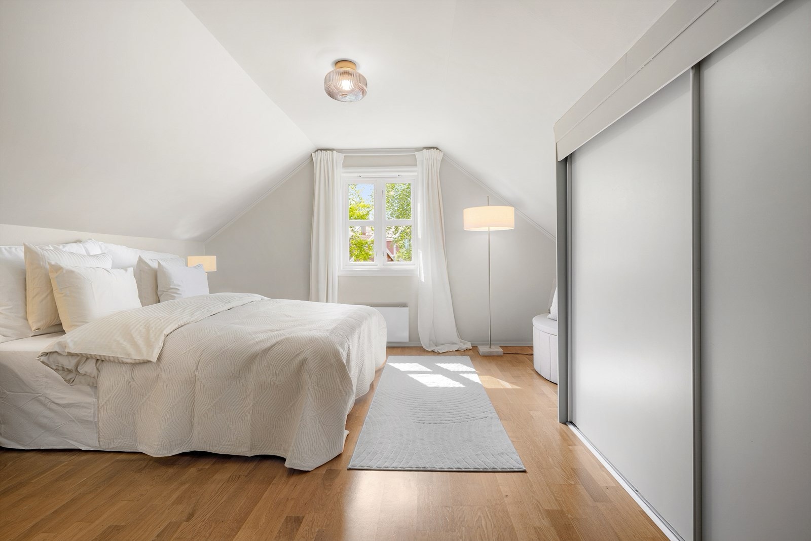 En stor skyvedørsgarderobe fyller deler av kneveggen. Galleribilde