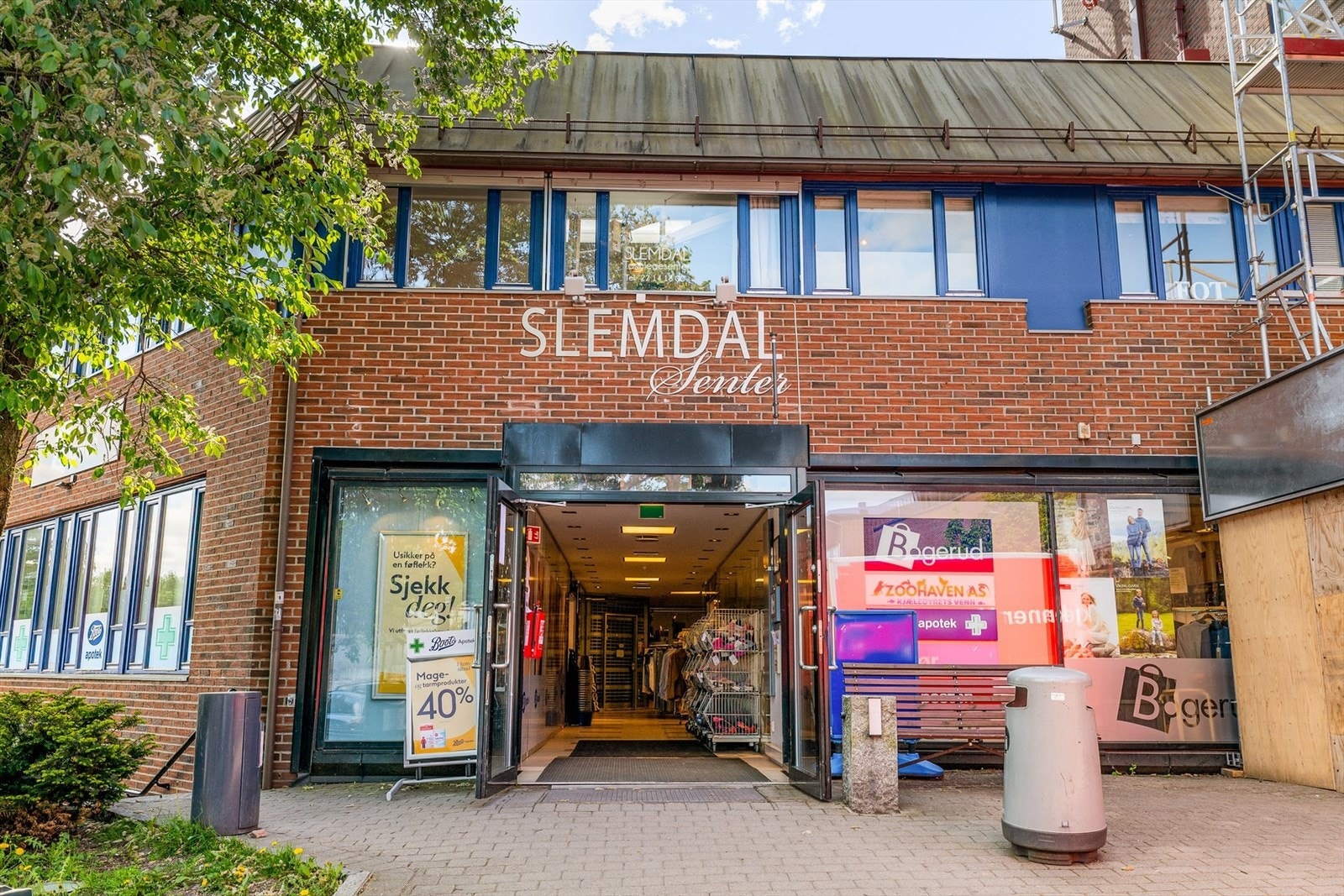Servicemuligheter er også godt dekket med dagligvarebutikker som Coop Extra Slemdal, Kiwi Slemdal og apotek innen 13-14 minutters gange. Vinderen Sentrum ligger 4 minutter unna med bil, hvor man finner et bredt utvalg av butikker og tjenester. Galleribilde