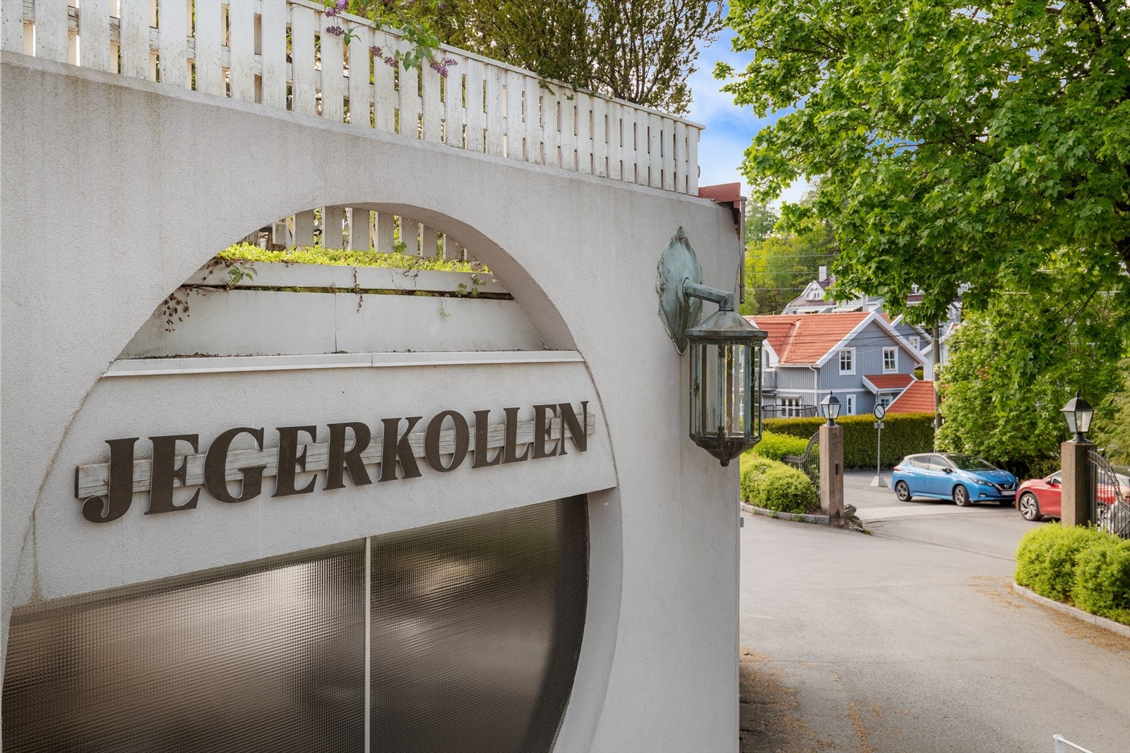 Velkommen til Jegerkollen på Smestad/Ris - en av byens mest ettertraktede og barnevennlige boligoaser. Her bor du i et eksklusivt, rolig og etablert småhusområde, perfekt tilbaketrukket fra byens hverdagsstøy, og med kun en kort t-banetur til sentrum. Galleribilde